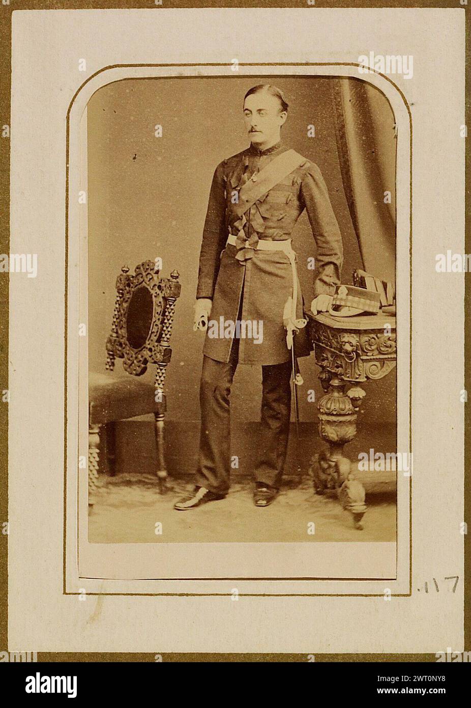 Porträt des Mannes in Militäruniform. Henry Maull & Co., Fotograf um 1865–1871 dieses Foto befindet sich in einem Album, das Seiten von Cartes-de-Visite mit ganzseitigen Fotocollagen vermischt. Viktorianische Kollagisten nahmen ihr fotografisches Material hauptsächlich aus Cartes-de-Visite. Die 1854 von André Adolphe Eugène Disdéri patentierte Carte-de-Visite wurde leicht und kostengünstig gedruckt (84.XD.1157.2179). In den 1860er Jahren hatte sich _Cartomania _ durchgesetzt. Es wurde üblich, Cartes-de-Visite bei sozialen Anrufen auszutauschen. Diese kleinen Studio-Porträts sind 3 ½ x 1/8 Zoll groß, ungefähr so groß wie ein spielendes c Stockfoto