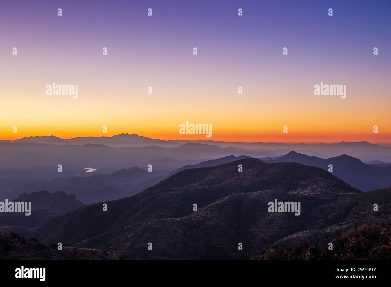 Herrlicher Sonnenaufgang am Humboldt Mountain Lookout mit mehrschichtigen Gipfeln Stockfoto