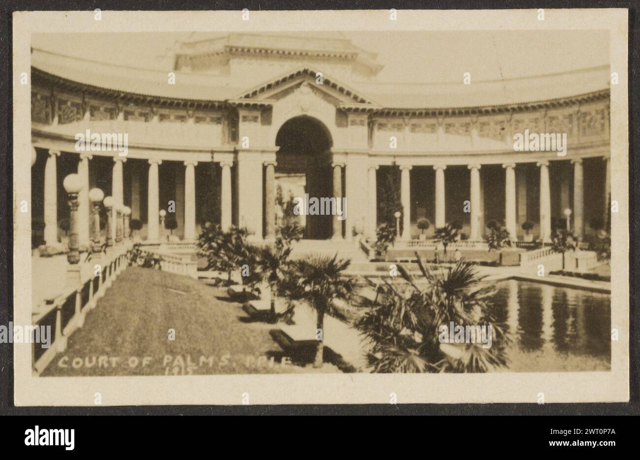 Court of Palms, Pan Pacific International Exposition (P.P.I.E.). Louis Fleckenstein, Fotograf (amerikanisch, 1866 - 1943) 1915 „Court of Palms P.P.I.E. / 1915,“ mit negativer Inschrift, gedruckter Recto-Boden Stockfoto
