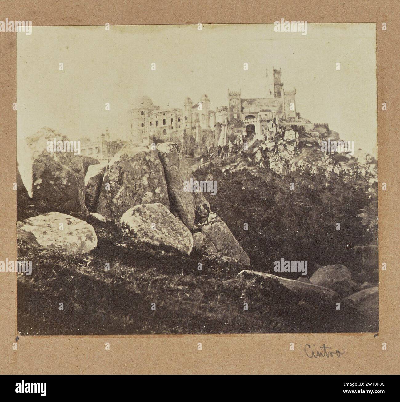 Cintra. Sir John Joscelyn Coghill, Fotograf (Irisch, 1826 - 1905) 1858 der Pena Palace in Sintra, erbaut auf einem Berg und von unten gesehen. Der Palast hat ein großes Kuppeldach und einen einzigen rechteckigen Turm. (Recto, Halterung) oben rechts, Bleistift: '28'; unten rechts, unter Bild, Bleistift in der Hand von Sir John Joscelyn Coghill: "Cintra [sic]"; Stockfoto