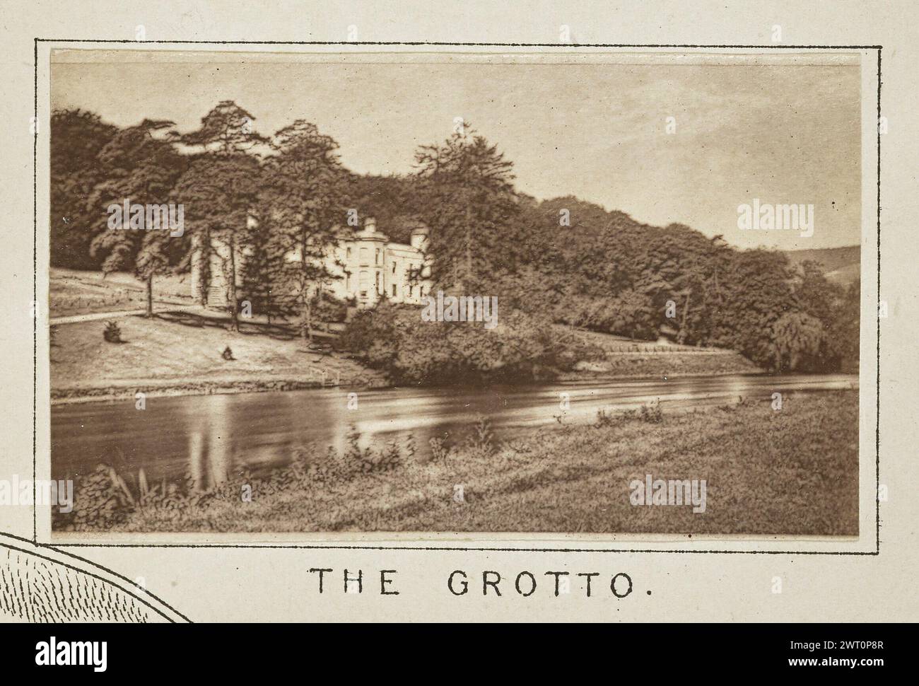 Die Grotte. Henry W. Taunt, Fotograf (britischer Fotograf, 1842–1922) um 1886 eines von drei Fotos, die eine gedruckte Karte von Streatley, Goring und der Umgebung entlang der Themse illustrieren. Das Foto zeigt einen Blick auf das Grotto House oder die Basildon Grotto von der anderen Seite des Flusses. Bäume und Büsche behindern teilweise die Sicht auf das Haus. (Recto, Mount) unten in der Mitte, unter dem Bild, in schwarzer Tinte gedruckt: „THE GROTTO“. Stockfoto
