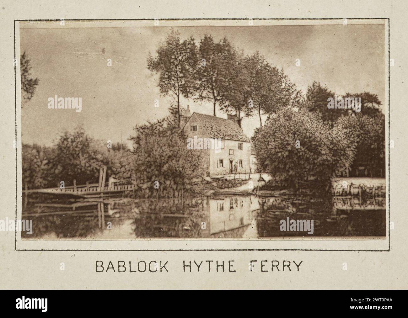 Bablock Hythe Fähre. Henry W. Taunt, Fotograf (britischer Fotograf, 1842–1922) um 1886 eines von drei Fotos, die eine gedruckte Karte von Stanton Harcourt und der Umgebung entlang der Themse illustrieren. Das Foto zeigt einen Blick auf das Haus bei der Bablock Hythe Ferry Landung von der anderen Seite des Flusses. Ein Mann steht in einem einfachen hölzernen Fährboot und zieht an einem Seil, das von einer Seite des Flusses zur anderen gespannt ist, um das Boot über die andere zu treiben. Ein zweiter Mann steht vor der Tür zum Haus. (Recto, Mount) unten in der Mitte, Bild unten, in schwarzer Tinte gedruckt: 'BABLOCK HYTHE FERRY Stockfoto