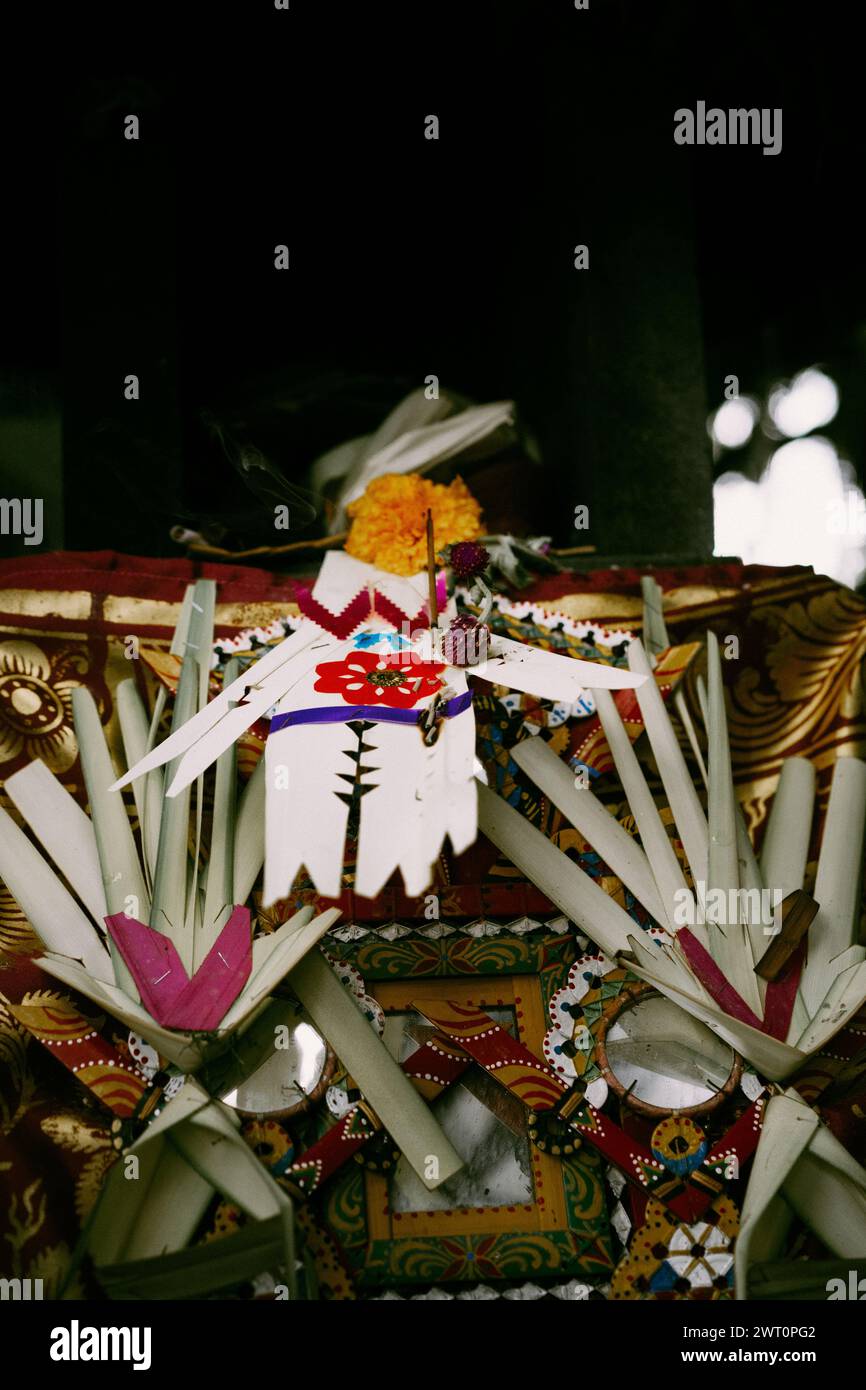Balinesische Zeremonie, dekorierter Ort für Gaben an Spirituosen. Stockfoto