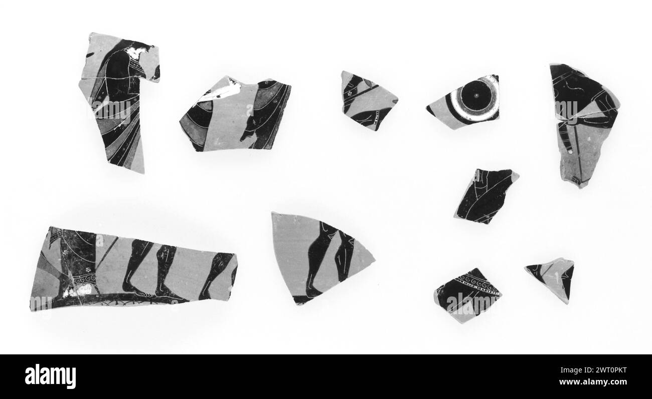 Schwarzfigurenhals-Amphorenfragmente Auf Dem Dachboden (11). Unbekannt 520–510 v. Chr. stehende männliche und weibliche Figuren; eine männliche ist ein Krieger. Weitere Informationen finden Sie in den einzelnen Datensätzen. Stockfoto