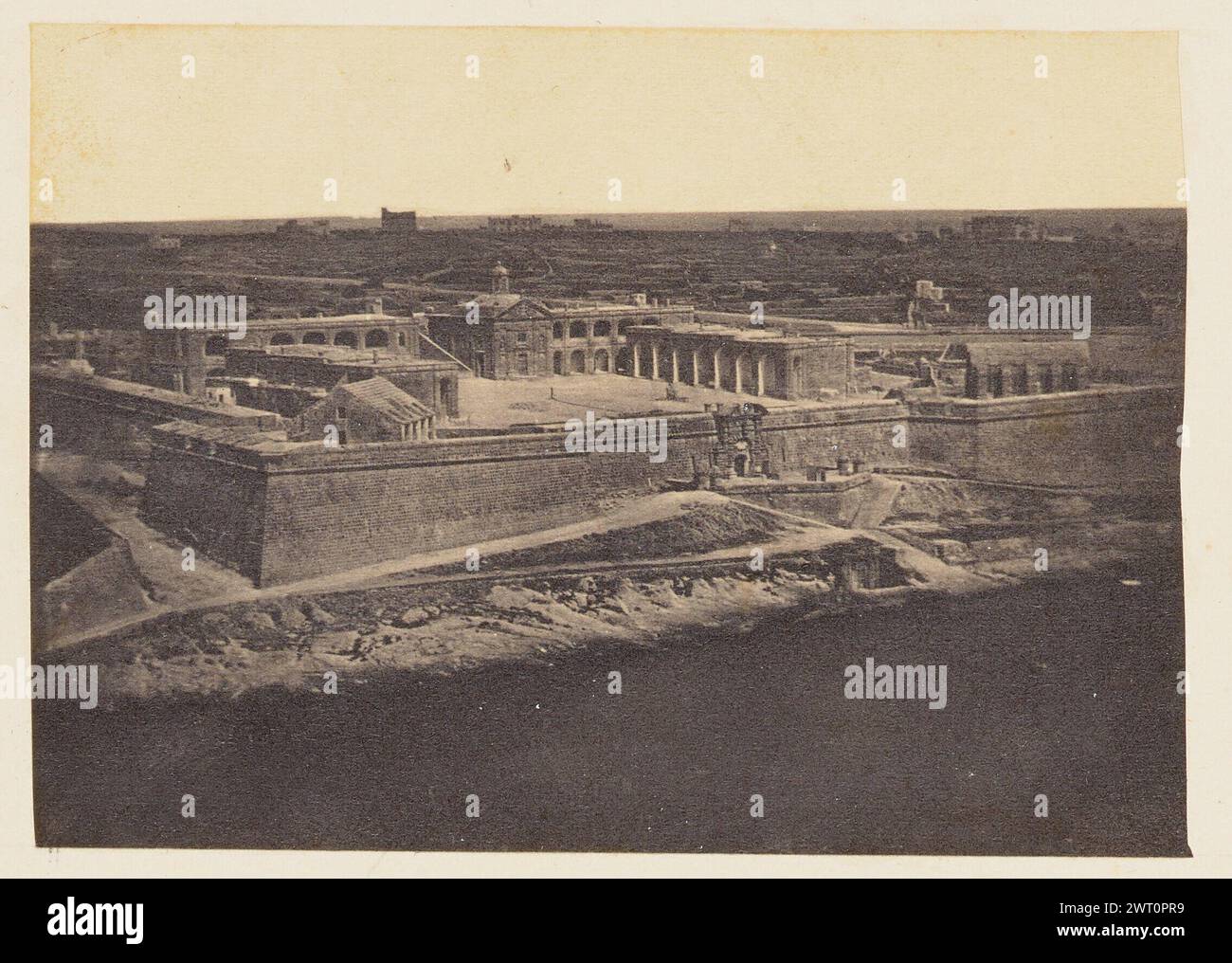 Fort Manoel, Gżira. Unbekannt, Fotograf ca. 1864 Vogelperspektive einer Festung mit einer umschließenden Mauer um ihren Umkreis und einer Bastion an der Ecke, die sich am Ufer eines Wasserkörpers befindet. Zur Mitte des Forts hin ist ein offener Bereich oder eine piazza und ein zweistöckiges Gebäude mit einer Kuppel sichtbar. Ebenfalls zu sehen sind eine Reihe von Bögen und Säulen entlang des Umfangs des plaza. Stockfoto Fort Manoel, Gżira. Unbekannt, Fotograf ca. 1864 Vogelperspektive einer Festung mit einer umschließenden Mauer um ihren Umkreis und einer Bastion an der Ecke, die sich am Ufer eines Wasserkörpers befindet. Zur Mitte des Forts hin ist ein offener Bereich oder eine piazza und ein zweistöckiges Gebäude mit einer Kuppel sichtbar. Ebenfalls zu sehen sind eine Reihe von Bögen und Säulen entlang des Umfangs des plaza. Stockfoto