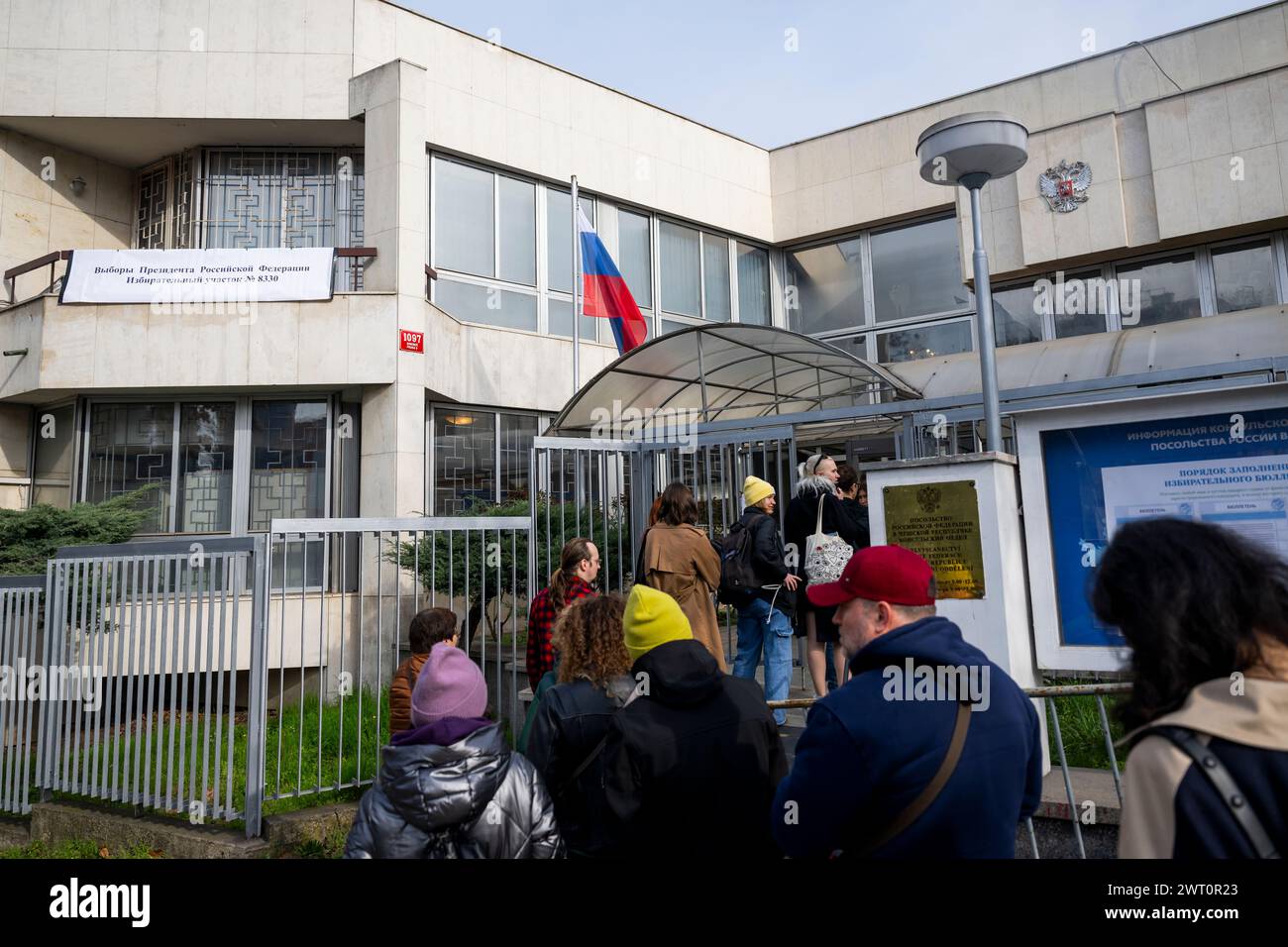 Prag, Tschechische Republik. März 2024. Bürger Russlands außerhalb der Konsularabteilung der Botschaft Russlands in der Tschechischen Republik, Prag, 15. März 2024, wo sie bei den Präsidentschaftswahlen abstimmen können. Quelle: Ondrej Deml/CTK Photo/Alamy Live News Stockfoto