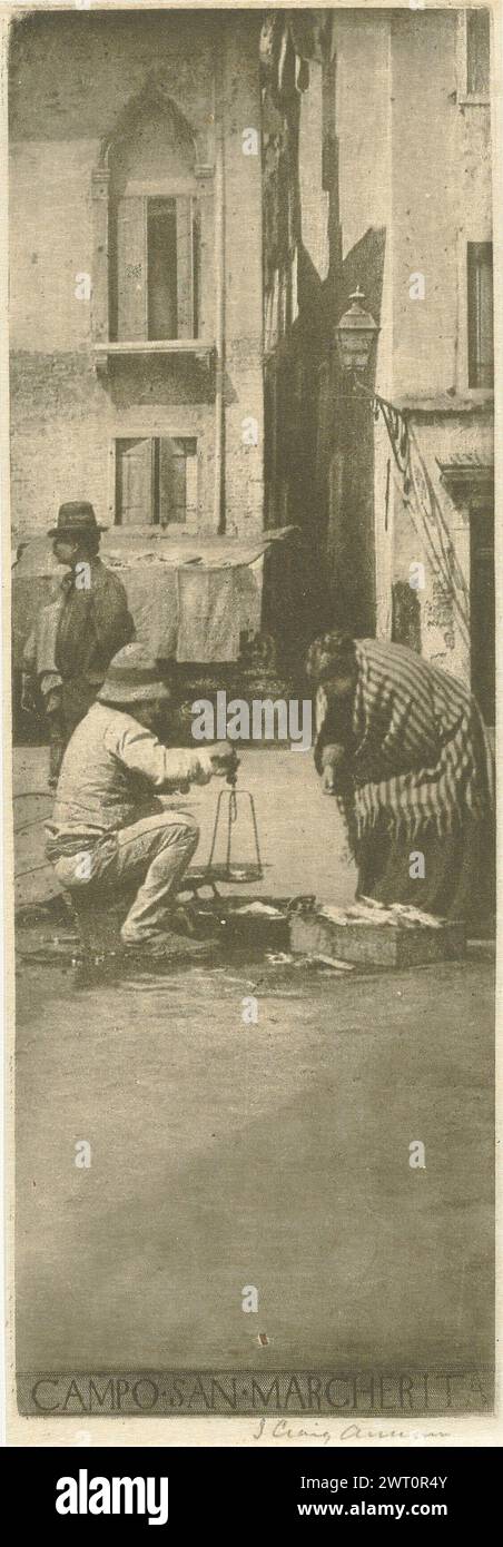 Campo San Margherita. James Craig Annan, Fotograf (Schottisch, 1864–1946) um 1894 Ansicht eines Mannes, der auf einem Knie ruht und eine Waage hält, um Waren zu wiegen, die er verkauft, möglicherweise Fische, während sich eine Frau mit einem großen Tuch beugt, um in den offenen Korb zwischen ihnen zu blicken. Hinter ihnen steht ein Mann mit Hut, und die Gebäude Venedigs säumen die Straße. Auf dem Schriftzug unten steht: „CAMPO SAN MARGHERITA“ (Recto, Mount) unten links, handgeschrieben mit Bleistift: „4“. (Verso, Halterung) unten rechts, handgeschrieben in Bleistift: 'Wagstaff' Stockfoto