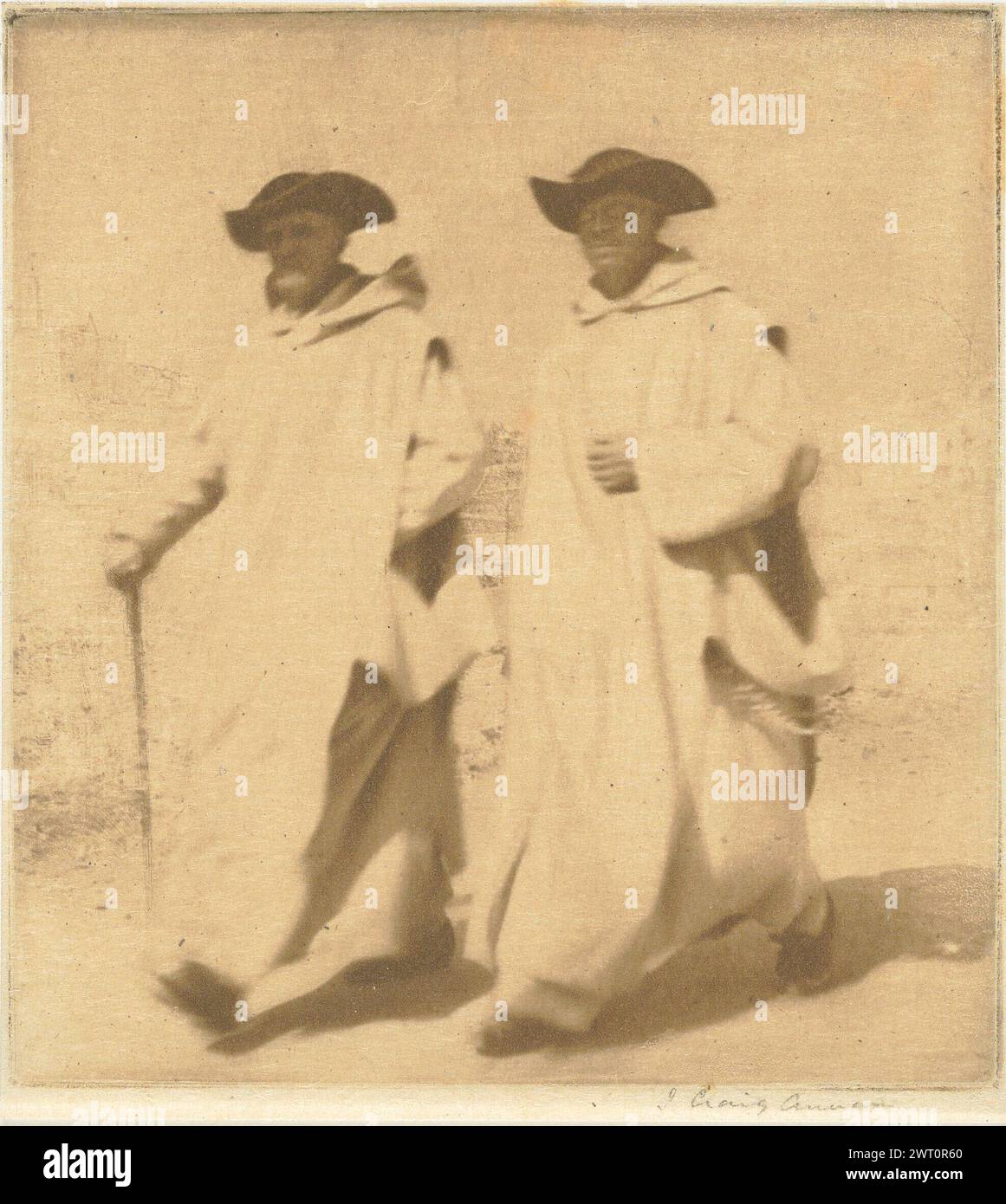 Die Weißen Brüder. James Craig Annan, Fotograf (Schottisch, 1864–1946) um 1894 View of Two Friars, möglicherweise Kartäusermönche, in weißen Gewändern und schwarzen Hüten, die in der Mitte des Schrittes nebeneinander laufen. Einer der Brüder trägt einen Stock. (Recto, Mount) links unten, handgeschrieben mit Bleistift: '11'. Stockfoto