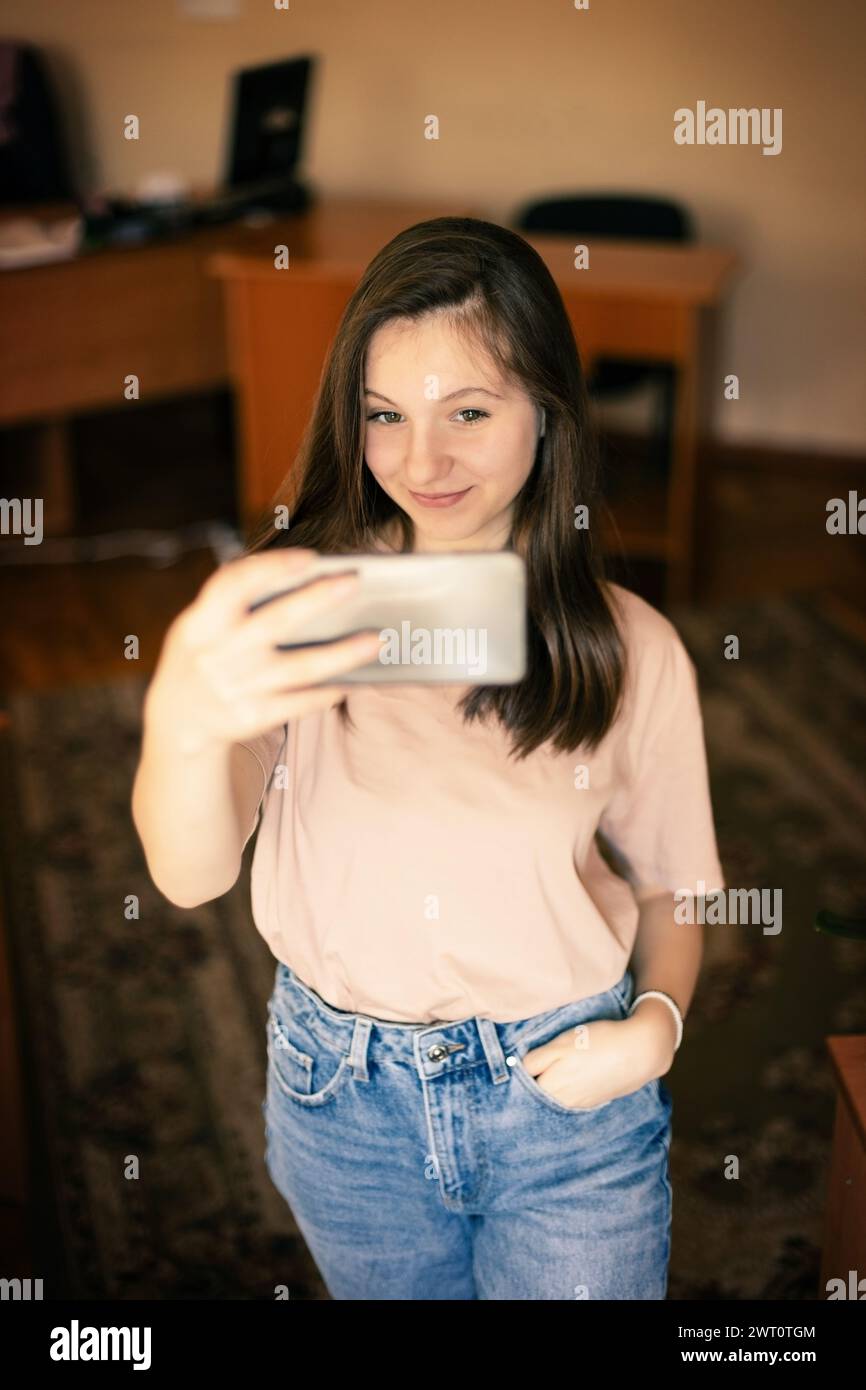 Porträt eines Teenager-Mädchens mit Handy Stockfoto