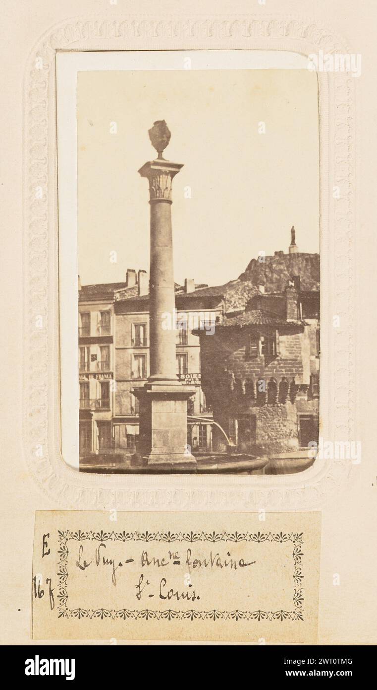 Le Puy, vue de la Tour de Pannessac et ancienne fontaine St. Louis. Sabatier, Fotograf (Französisch, aktiv Puy, Frankreich 1850er - 1860er Jahre) um 1860–1875 Ein Brunnen mit hoher Mittelsäule und einem runden Becken. Der Turm von Pannessac, der einzige noch erhaltene Teil der ehemaligen Stadtmauer, befindet sich hinter dem Brunnen. Der Turm ist aus Stein gebaut und zylindrisch, mit einer schmäleren Basis als die Spitze. Die Statue der Notre Dame de France ist im Hintergrund zu sehen. (Verso, Halterung) obere Mitte, schwarz aufgedruckter Text: 'CLICHÉ No.'; obere Mitte, schwarze Tinte: 'No 1649'; Mitte, schwarzer Aufdruck: 'Photographie A Stockfoto