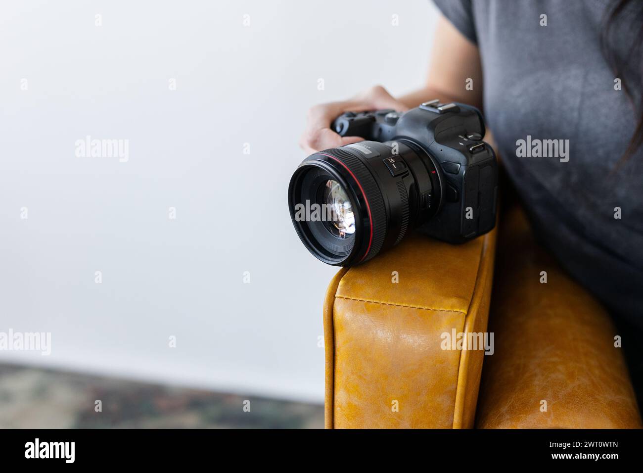 Canon EOS R6 Kamera auf einem Ledersofa Stockfoto