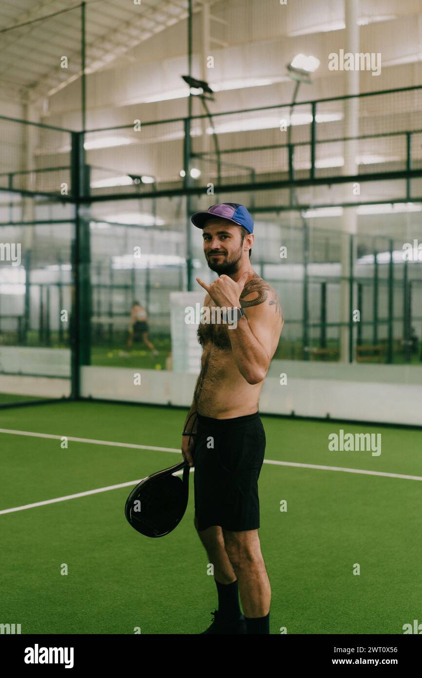 Mann spielt Padel-Tennis auf einem Hallenplatz, Bali. Stockfoto