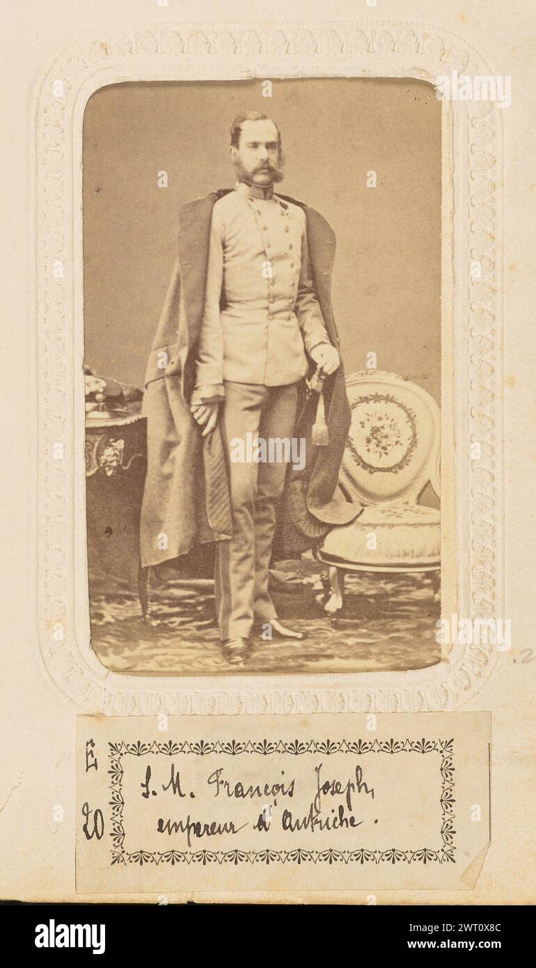 Francois-Joseph Kaiser d'Autriche. Ludwig Angerer, Fotograf (Österreich, 1827–1879) um 1865 Ein Porträt des Kaisers Franz Joseph I. von Österreich. Er steht und hat einen langen Mantel über den Schultern. Er hat einen Schnurrbart mit geschwungenen Enden. (Recto, Mount) unten rechts, schwarz aufgedruckter Text: 'L. Angerer'; (Verso, Mount) oben in der Mitte, schwarze Tinte: 'Francois-Jospeh-Emp. d'Autriche.'; Mitte, schwarze Tinte: 'NO 1018'; unten Mitte, schwarz aufgedruckter Text: 'Nach der Natur photogr./vervielfältigugn vorbehalten.'; (Recto, Albumseite) unten, Bild, schwarze Tinte auf weißem Papieretikett: 'E/20 [sp Stockfoto