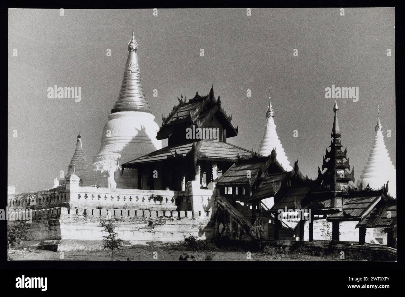 Myanmar (Birma) Pagan Minochantha Stupa unveröffentlichtes Bild 1. Swaan, Wim. 1966 oder früher fotografische Produktionsmaterialien für verlorene Städte Asiens: Ceylon, Pagan, Angkor Fotografien der Architektur wurden aus diesen Materialien ausgewählt und digitalisiert. Porträts, ethnographische Bilder und Bilder von Museumsgegenständen waren ausgeschlossen. Digitale Bilder werden geografisch angeordnet, zuerst nach Land, dann nach Stadt, dann nach Standortkomplex oder Denkmal, mit allen Namen in alphabetischer Reihenfolge. Ortsnamen sind abgeleitet von Getty Thesaurus of Geographic Names (TGN)®, Library of Congress Subject Headings und schola Stockfoto
