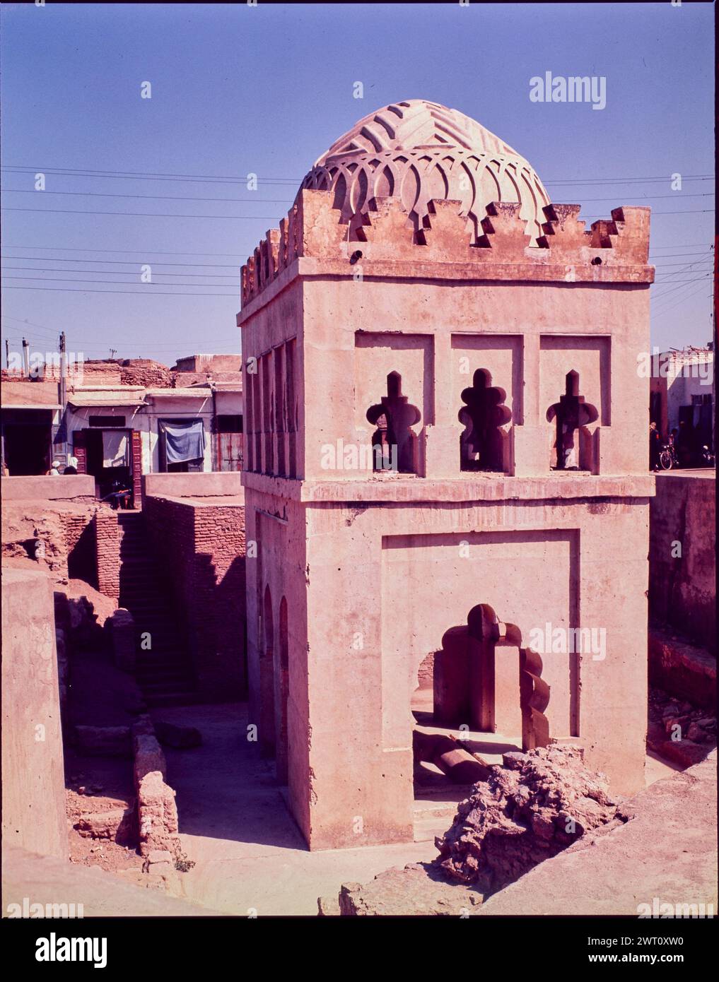 Marokko Marrakesch Almoravid Qubba unveröffentlichtes Bild 1. Swaan, Wim. 1967 oder früher fotografische Produktionsmaterialien für Marokko: Marrakesch, Fès, Rabat Fotografien der Architektur wurden aus diesen Materialien ausgewählt und digitalisiert. Porträts, ethnographische Bilder und Bilder von Museumsgegenständen waren ausgeschlossen. Digitale Bilder werden geografisch angeordnet, zuerst nach Land, dann nach Stadt, dann nach Standortkomplex oder Denkmal, mit allen Namen in alphabetischer Reihenfolge. Ortsnamen stammen aus dem Getty Thesaurus of Geographic Names (TGN)®, den Fachüberschriften der Library of Congress und wissenschaftlichen Publikationen. Stockfoto