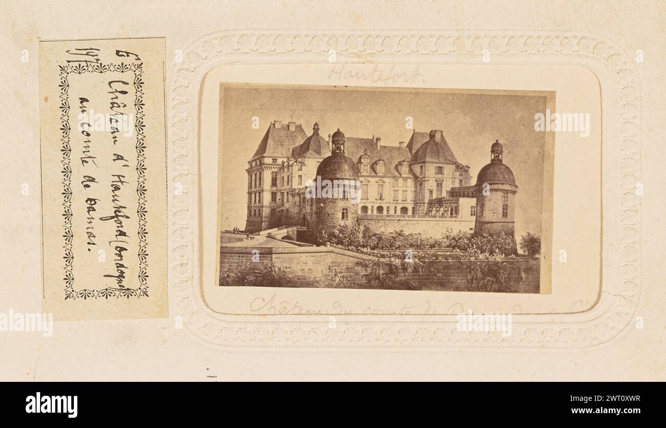 Château de Hauteford (Dordogne), au comte de Damas. Unbekannt, Fotograf um 1868 Ein Foto einer Illustration der Château de Hauteford. Eine Ziegelmauer umgibt das Schlossgelände. Das Gebäude selbst hat zwei zylindrische Türme mit Kuppeldächern, einer auf beiden Seiten. (Recto, Mount) obere Mitte, schwarze Tinte: 'Hauteford'; untere Mitte, schwarze Tinte: 'Château du comte de Damas dans le Périgord'; (Recto, Albumseite) untere Mitte, unter Bild, schwarze Tinte auf weißem Papieretikett: 'E/197 [space] Château d'Hauteford (Dordogne)/au comte de Damas.'; Stockfoto