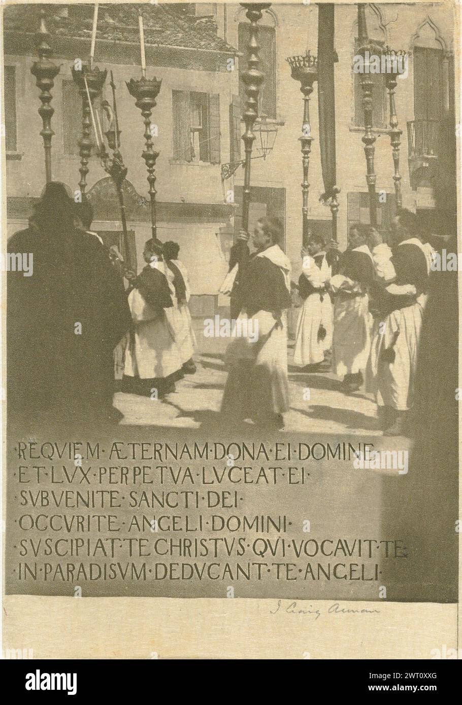 Ein venezianisches Requiem. James Craig Annan, Fotograf (Schottisch, 1864–1946) um 1894 Ansicht einer Gruppe von Altarjungen, die Prozessionskerzen durch die Straßen Venedigs trugen. Links unten auf dem Schriftzug steht: „REQVIEM AETERNAM DONA EI DOMINE ET LVX PERPETVA LVCEAT EI SVBVENITE SANCTI DEI OCCVRITE ANGELI DOMINI SVSCRIPIAT TE CHRISTVS QVI VOCAVIT TE IN PARADISVM DEDVCANT TE ANGELI“ (Recto, Mount) unten links, handgeschrieben mit Bleistift: „3.“ Stockfoto