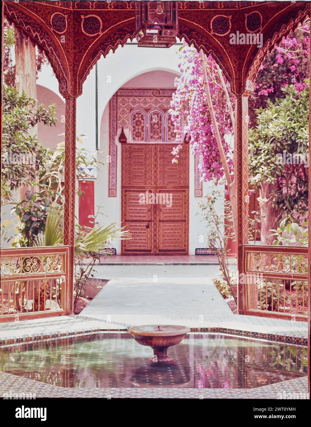 Marokko Marrakesch dar Sidi sagte unveröffentlichtes Bild 2. Swaan, Wim. 1967 oder früher fotografische Produktionsmaterialien für Marokko: Marrakesch, Fès, Rabat Fotografien der Architektur wurden aus diesen Materialien ausgewählt und digitalisiert. Porträts, ethnographische Bilder und Bilder von Museumsgegenständen waren ausgeschlossen. Digitale Bilder werden geografisch angeordnet, zuerst nach Land, dann nach Stadt, dann nach Standortkomplex oder Denkmal, mit allen Namen in alphabetischer Reihenfolge. Ortsnamen stammen aus dem Getty Thesaurus of Geographic Names (TGN)®, den Fachüberschriften der Library of Congress und wissenschaftlichen Publikationen. Ve Stockfoto