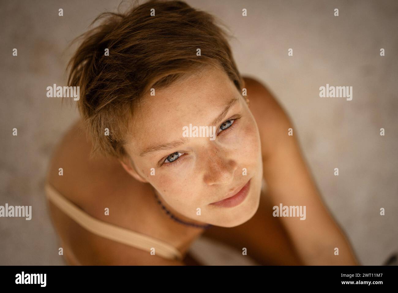 Porträt einer Frau mit kurzen Haaren im Badeanzug, ausdrucksstarke Augen. Stockfoto