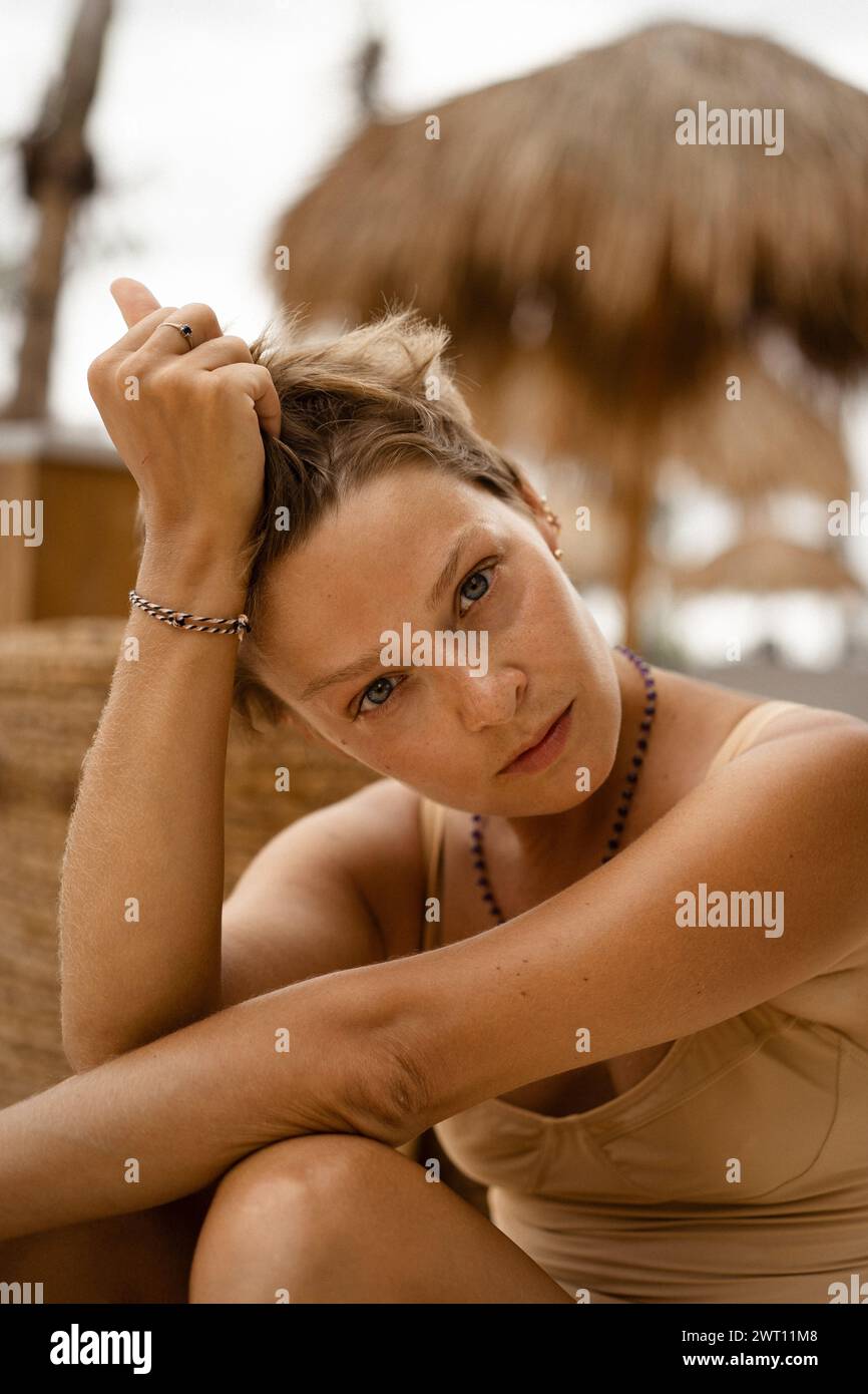 Porträt einer Frau mit kurzen Haaren im Badeanzug, ausdrucksstarke Augen. Stockfoto