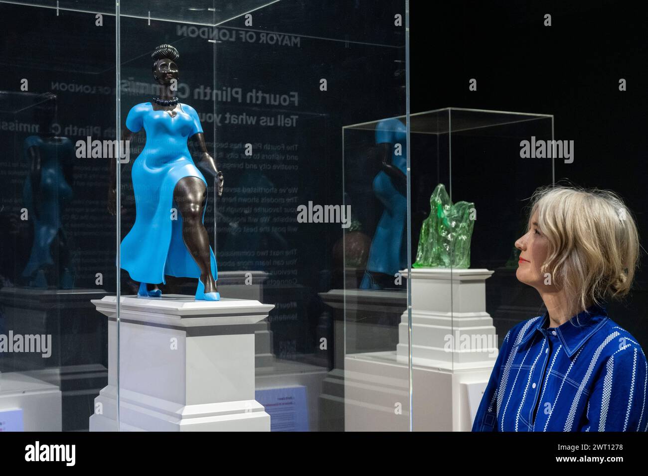 London, Großbritannien. 15. März 2024. Justine Simons OBE, stellvertretende Bürgermeisterin für Kultur mit (L) „Lady in Blue“ von Tschabalala Self und „Untitled“ von Andra Ursuţa, die als die nächsten beiden vierten Sockelkommissionen auf dem Trafalgar Square für 2026 bzw. 2028 angekündigt wurden. Die Werke werden 2026 und 2028 auf dem vierten Sockel am Trafalgar Square enthüllt. Quelle: Stephen Chung / Alamy Live News Stockfoto