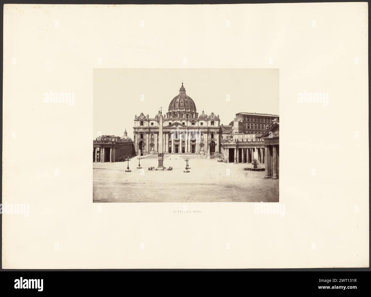 St. Peter's, Rom. Giorgio Sommer (Italienisch, geboren 1834 - 1914) 1860 Blick auf den Petersdom, ein großes Kirchengebäude mit Kuppeldach und Säulengang. Es gibt einen Obelisken in der Mitte des Platzes vor der Basilika. Es gibt vier Straßenlaternen, die ein Quadrat um den Obelisken bilden. (Recto, Mount) unten in der Mitte, schwarzer Buchdruck: „St. PETER's, ROME"; (rückwärts, Mount) links unten, Bleistift: "15 [Circled]"; (Verso, Halterung) unten rechts, Bleistift: '15'; Stockfoto