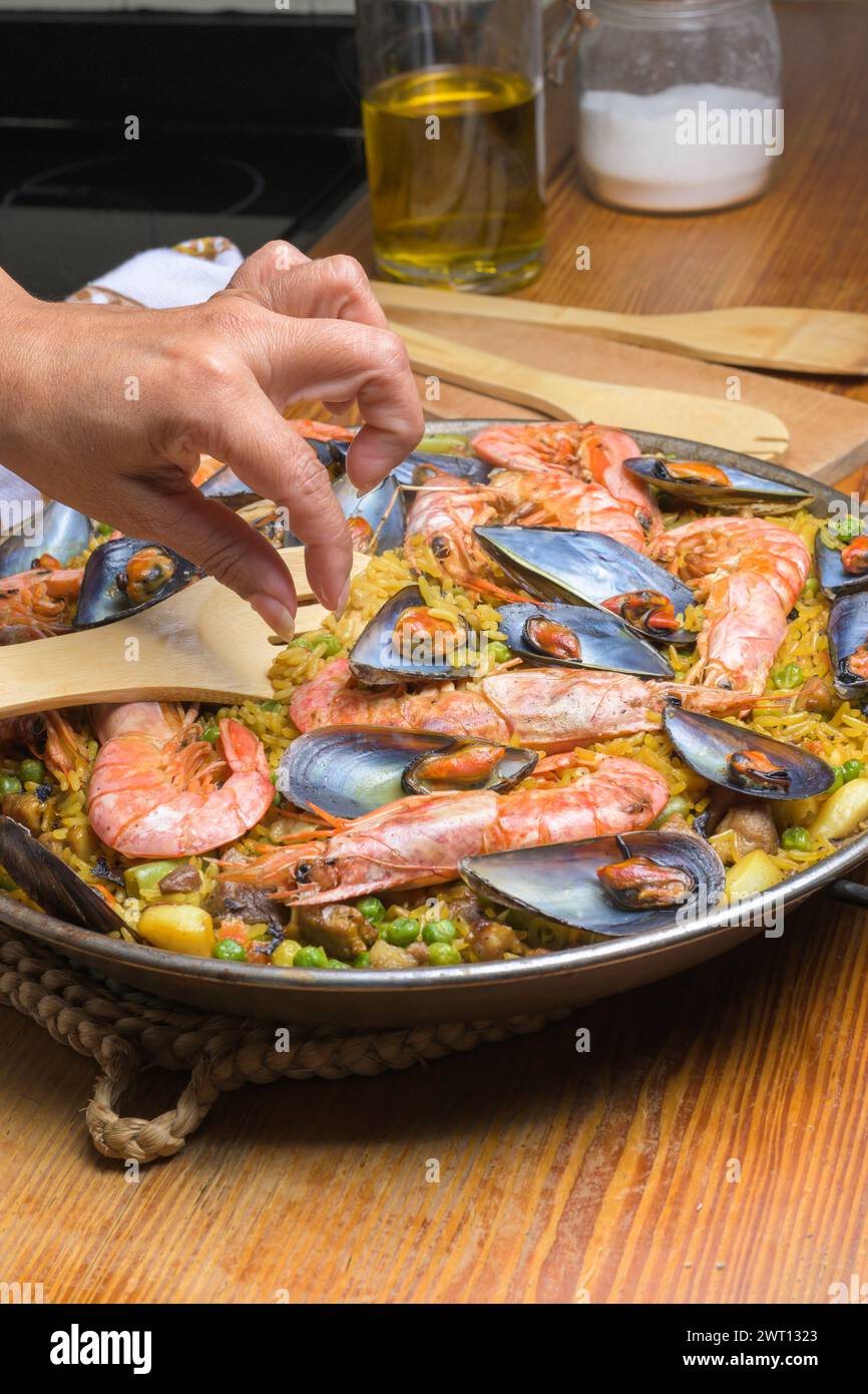 Serviert Meeresfrüchte-Paella mit Garnelen und Muscheln Stockfoto