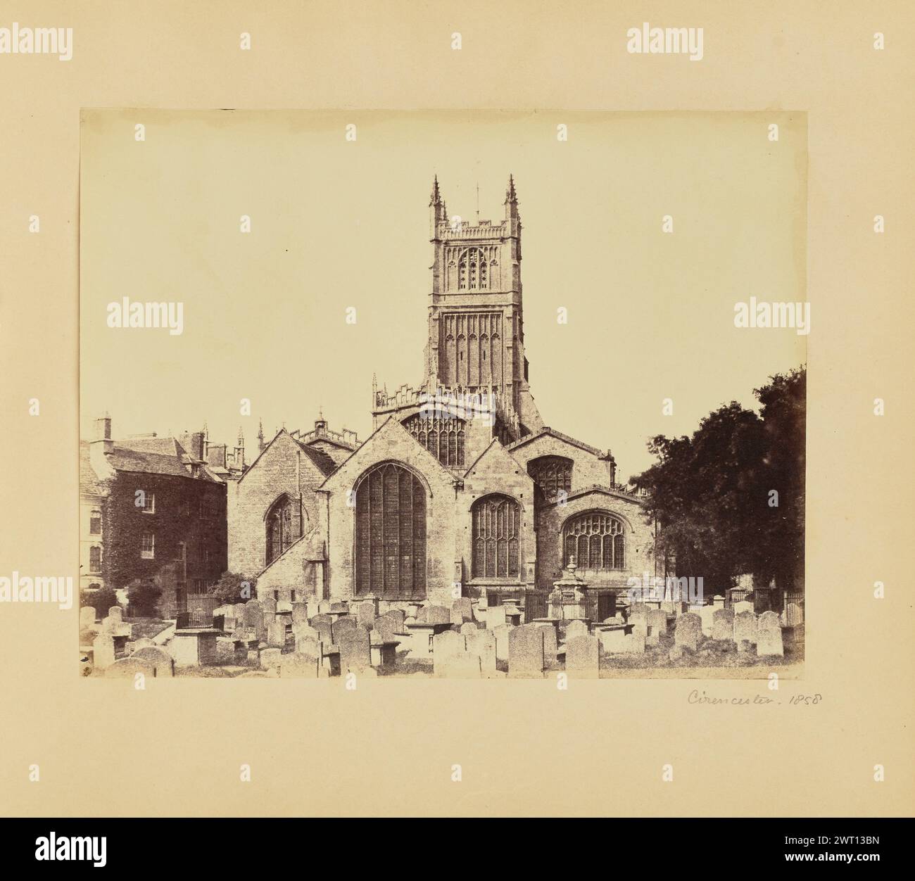 Cirencester. Alfred Capel-Cure, Fotograf (Britisch, 1826 - 1896) 1858 Rückansicht einer Kirche und des dahinter liegenden Friedhofs. (Recto, Mount) unten rechts, mit Bleistift: 'Cirencester, 1858'; Stockfoto