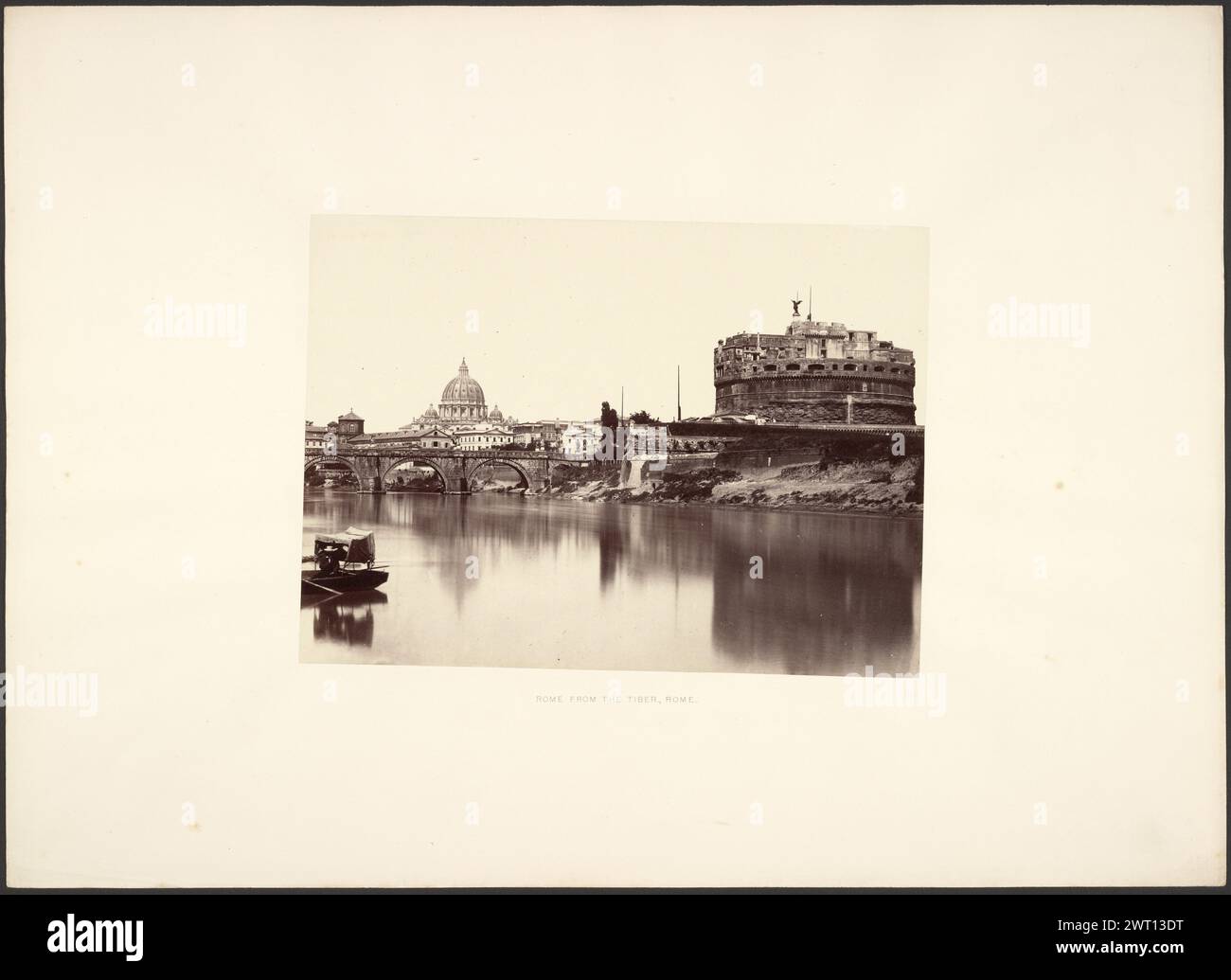 Rom vom Tiber, Rom. Giorgio Sommer, Fotograf (Italiener, geb. Deutschland, 1834 - 1914) um 1862 Blick auf einen Fluss in Richtung einer Bogenbrücke, die sich im Wasser spiegelt. Am anderen Ufer des Flusses befindet sich ein rundes Gebäude (Castel Sant'Angelo) mit einer geflügelten Skulptur. Hinter der Brücke befindet sich das Kuppeldach der St. Der Petersdom ist sichtbar. (Recto, Mount) unten in der Mitte, schwarzer Buchdruck: 'ROM VOM TIBER, ROM.'; (rückseitig, Mount) unten links, Bleistift: '17 [Circled]'; unten rechts, Bleistift: „17“; Stockfoto