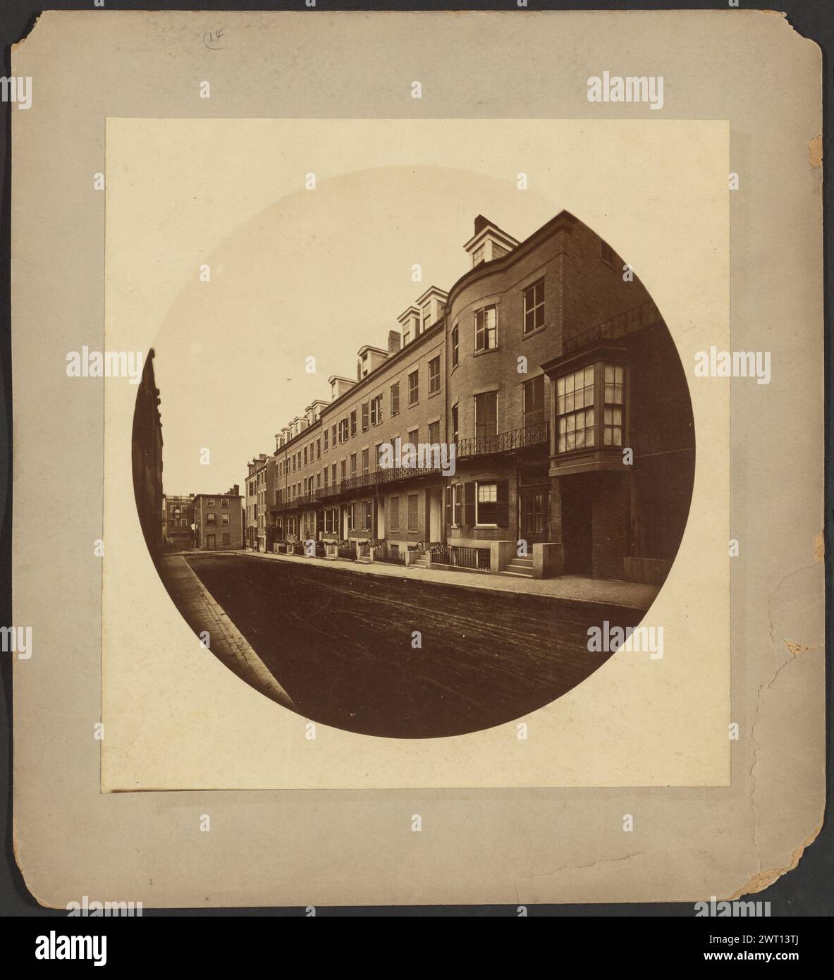 Row Houses, Boston. Josiah Johnson Hawes, Fotograf (amerikanisch, 1808–1901) um 1860–1870 Winkelansicht mit Blick auf eine Straße, die von einer Reihe von Häusern gesäumt ist. Die Häuser sind identisch, jedes mit einem schmiedeeisernen Balkongeländer im zweiten Stock und einer Betontreppe, die zur Haustür führt. (Recto, Mount) oben in der Mitte, Bleistift: '14 [Circled]'; (Verso, Mount) unten links, Bleistift: "PLE 14,7"; Stockfoto