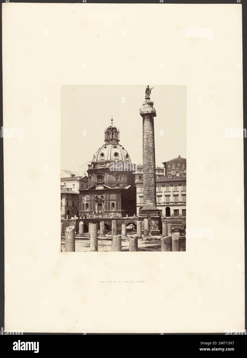 Das Forum von Trajan, Rom. Giorgio Sommer, Fotograf (italienisch, geb. 1834–1914) um 1858–1860 Eine große Säule, die mit einem spiralförmigen Flachrelief bedeckt ist und mit einer Skulptur einer Figur in Gewändern mit einem Arm gestreckt wurde. Die Säule befindet sich vor einem Gebäude mit einem Kuppeldach, das mit runden Fenstern verziert ist. Die Ruinen mehrerer Säulen säumen den Boden vor der großen Säule. (Recto, Mount) unten in der Mitte, schwarzer Buchdruck: 'DAS FORUM VON TRAJAN, ROM'; (Verso, Mount) oben rechts, Bleistift: '8'; (Verso, Halterung) Bleistift unten rechts: '8 [eingekreist]'; Stockfoto