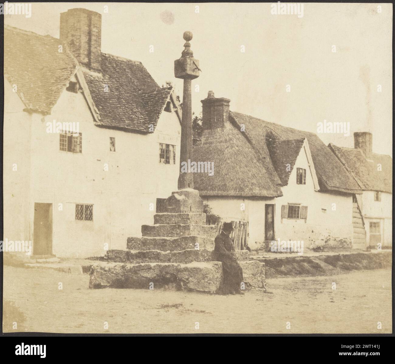 East Hagbourne. Unbekannt, Fotograf Ende des 19. Jahrhunderts Ansicht eines Platzes in der Mitte einer Stadt mit einem Obelisken, der auf der unteren Stufe seines Fußes ruht. (Rückseitig, bedruckt) oben in der Mitte, in Bleistift: "East Hagbourne"; Stockfoto