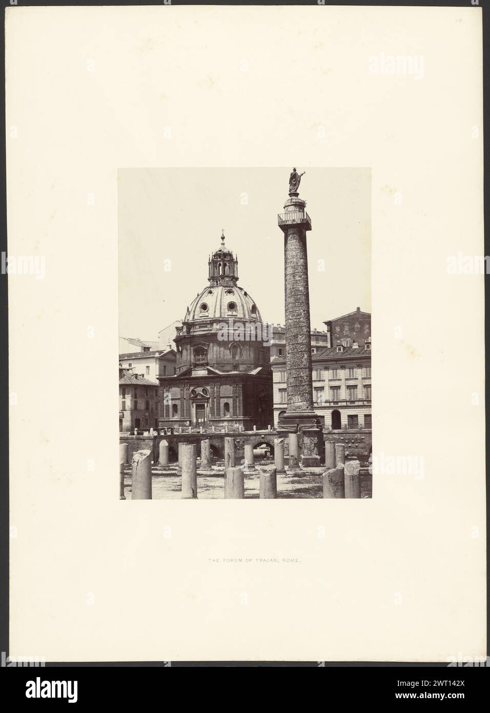 Das Forum von Trajan, Rom. Giorgio Sommer, Fotograf (italienisch, geb. 1834–1914) um 1860–1870 Eine große Säule, die mit einem spiralförmigen Flachrelief bedeckt ist und mit einer Skulptur einer Figur in Gewändern mit einem Arm gestreckt wurde. Die Säule befindet sich vor einem Gebäude mit einem Kuppeldach, das mit runden Fenstern verziert ist. Die Ruinen mehrerer Säulen säumen den Boden vor der großen Säule. (Recto, Mount) oben rechts, Bleistift: '10'; unten in der Mitte, schwarzer Buchdruck: 'DAS FORUM VON TRAJAN, ROM'; (Verso, Mount) oben links, Bleistift: 'Inv #731148'; unten rechts, Bleistift: 'MacPherson 18'; Stockfoto Das Forum von Trajan, Rom. Giorgio Sommer, Fotograf (italienisch, geb. 1834–1914) um 1860–1870 Eine große Säule, die mit einem spiralförmigen Flachrelief bedeckt ist und mit einer Skulptur einer Figur in Gewändern mit einem Arm gestreckt wurde. Die Säule befindet sich vor einem Gebäude mit einem Kuppeldach, das mit runden Fenstern verziert ist. Die Ruinen mehrerer Säulen säumen den Boden vor der großen Säule. (Recto, Mount) oben rechts, Bleistift: '10'; unten in der Mitte, schwarzer Buchdruck: 'DAS FORUM VON TRAJAN, ROM'; (Verso, Mount) oben links, Bleistift: 'Inv #731148'; unten rechts, Bleistift: 'MacPherson 18'; Stockfoto