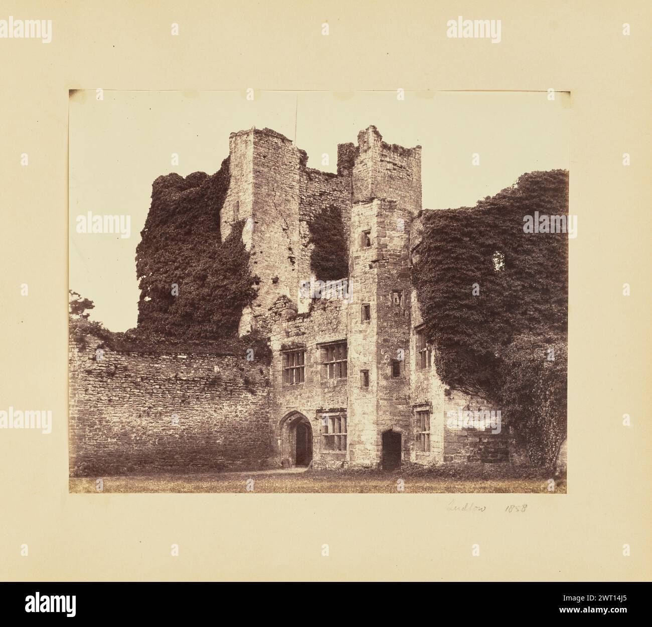 Ludlow. Alfred Capel-Cure, Fotograf (Britisch, 1826–1896) 1858 die mit Efeu bedeckten Ruinen von Ludlow Castle. (Recto, Mount) rechts unten, mit Bleistift: 'Ludlow 1858'; Stockfoto