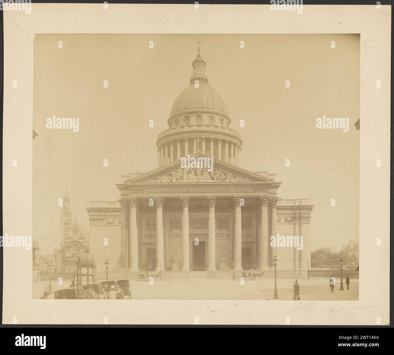Paris, Das Pantheon. Neurdein Frères, Fotograf (französisch. Gegründet 1860, aufgelöst 1918) um 1870–1890 Fassade des Pantheons, das einen Säulengang mit Säulen hat, die einen Giebel tragen. Das Gebäude wird von einem großen Kuppeldach gekrönt. (Verso, Mount) Mitte, Bleistift: 'Pantheon/Paris'; Stockfoto Paris, Das Pantheon. Neurdein Frères, Fotograf (französisch. Gegründet 1860, aufgelöst 1918) um 1870–1890 Fassade des Pantheons, das einen Säulengang mit Säulen hat, die einen Giebel tragen. Das Gebäude wird von einem großen Kuppeldach gekrönt. (Verso, Mount) Mitte, Bleistift: 'Pantheon/Paris'; Stockfoto
