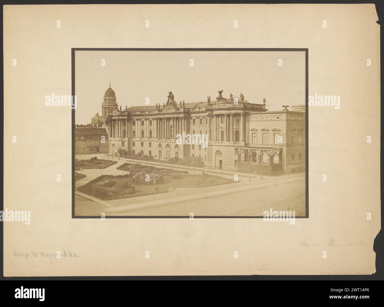 Stadtpalast, Berlin. Schwartz, Fotograf (1850er Jahre) 1850–1860 Seitenansicht des Berliner Stadtschlosses. Neben dem Gebäude befindet sich ein begrünter Innenhof, der mit Skulpturen entlang des Daches geschmückt ist. Ein gewölbtes Dach ist am anderen Ende des Palastes zu sehen. (Recto, Mount) unten links, Bleistift: 'George W. Maynard N.A.'; (Recto, Mount) unten rechts, Bleistift: 'Thom Dumont'; (Reccto, Mount) Mount) unten rechts, Bleistift: Königspalast? Berlin"; (rückseitig, Mount) unten links, Bleistift: "2 [eingekreist]"; Stockfoto