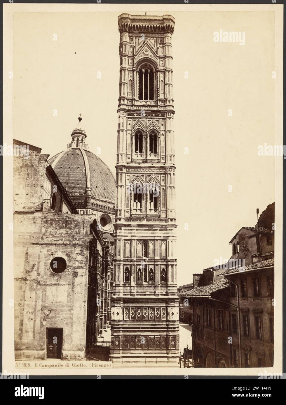 IL Campanile di Giotto (Florenz). Unbekannt, Fotograf um 1870–1890 Ein Glockenturm mit dem Kuppeldach des Duomo di Firenze, teilweise dahinter sichtbar. Der Turm ist mit einer Reihe von vier Statuen in Nischen auf einer Ebene dekoriert. Es hat mehrere Bogenfenster an den Seiten der oberen Ebenen. Das Gebäude neben dem Turm im Vordergrund hat runde Fenster, die dem Dom entsprechen, und eine einzige Tür. (Recto, Print) unten links, im negativ gedruckt: 'No. 1819. IL Campanile di Giotto. (Florenz)" Stockfoto IL Campanile di Giotto (Florenz). Unbekannt, Fotograf um 1870–1890 Ein Glockenturm mit dem Kuppeldach des Duomo di Firenze, teilweise dahinter sichtbar. Der Turm ist mit einer Reihe von vier Statuen in Nischen auf einer Ebene dekoriert. Es hat mehrere Bogenfenster an den Seiten der oberen Ebenen. Das Gebäude neben dem Turm im Vordergrund hat runde Fenster, die dem Dom entsprechen, und eine einzige Tür. (Recto, Print) unten links, im negativ gedruckt: 'No. 1819. IL Campanile di Giotto. (Florenz)" Stockfoto