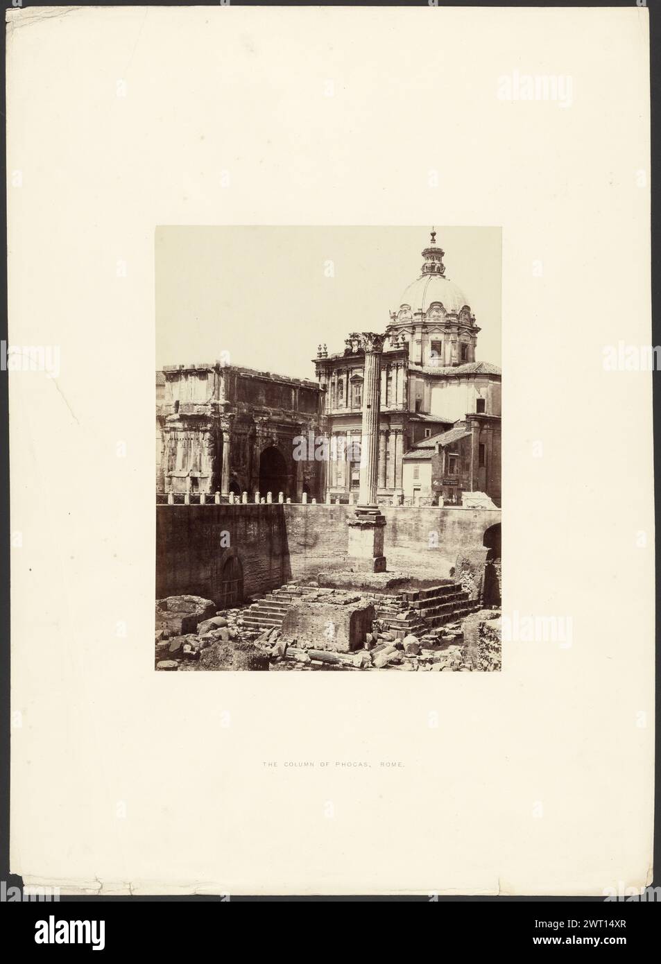 Die Säule der Phocas, Rom. Giorgio Sommer, Fotograf (Italienisch, geb. Deutschland, 1834–1914) etwa 1860 Ruinen einer Säule auf rechteckigem Sockel, umgeben von Trümmern und Stücken gefallener Säulen. Die Säule und der Sockel befinden sich in einer großen rechteckigen Grube mit gepflasterten Wänden. Über der Grube befindet sich ein Gebäude mit einem Kuppeldach mit einem Kreuz. (Recto, Mount) unten in der Mitte, schwarzer Buchdruck: 'DIE SÄULE VON PHOCAS, ROM.'; (Verso, Mount) oben rechts, Bleistift: '39'; Stockfoto Die Säule der Phocas, Rom. Giorgio Sommer, Fotograf (Italienisch, geb. Deutschland, 1834–1914) etwa 1860 Ruinen einer Säule auf rechteckigem Sockel, umgeben von Trümmern und Stücken gefallener Säulen. Die Säule und der Sockel befinden sich in einer großen rechteckigen Grube mit gepflasterten Wänden. Über der Grube befindet sich ein Gebäude mit einem Kuppeldach mit einem Kreuz. (Recto, Mount) unten in der Mitte, schwarzer Buchdruck: 'DIE SÄULE VON PHOCAS, ROM.'; (Verso, Mount) oben rechts, Bleistift: '39'; Stockfoto