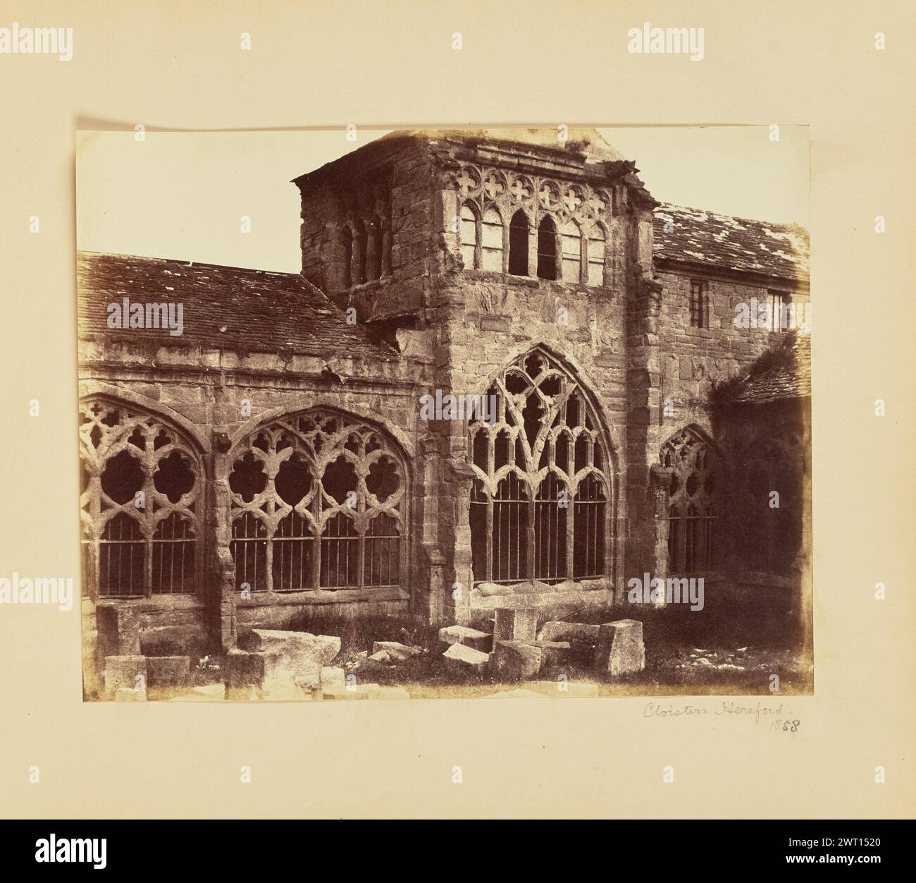 Kreuzgang, Hereford. Alfred Capel-Cure, Fotograf (Britisch, 1826 - 1896) 1858 Blick auf das Äußere eines gotischen Gebäudes in einem milden Zustand. (Recto, Mount) rechts unten, in Bleistift: "Cloisters Hereford/1858"; Stockfoto
