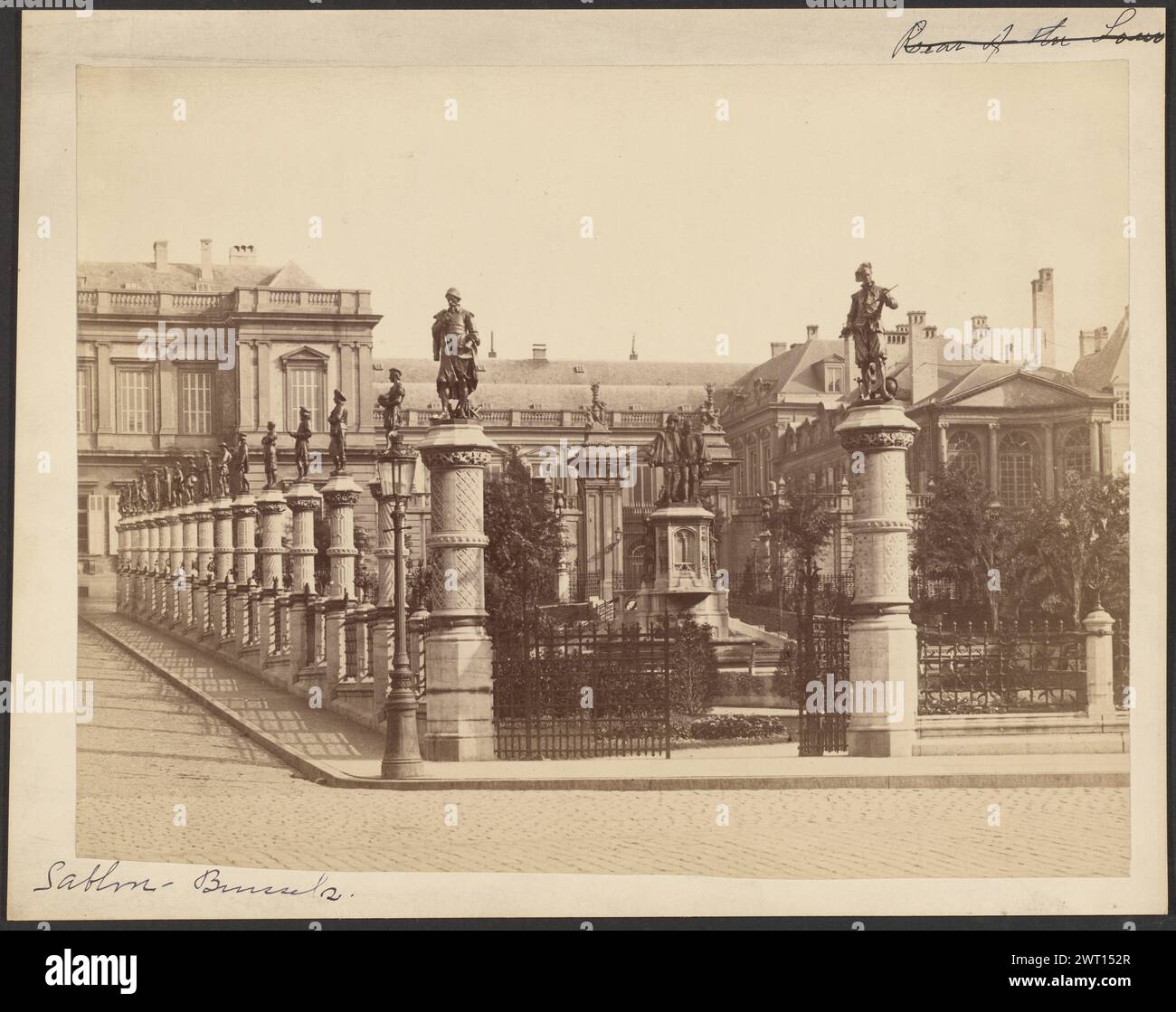 Petit Sablon Square, Brüssel. Unbekannt, Fotograf um 1879–1890 Ein öffentlicher Platz umgeben von gotischen Säulen, von denen jeder mit einer kleinen Bronzestatue einer Figur gekrönt ist. Der Platz hat einen niedrigen schmiedeeisernen Zaun. Es gibt eine große Skulptur von zwei Figuren, die auf einem Sockel in der Mitte des Platzes stehen, umgeben von Bäumen und Büschen. (Recto, Mount) rechts oben, schwarze Tinte: 'Hinten am L[illeg-durchkreuzt]'; links unten, schwarze Tinte: 'Sablon - Brüssel'; Stockfoto