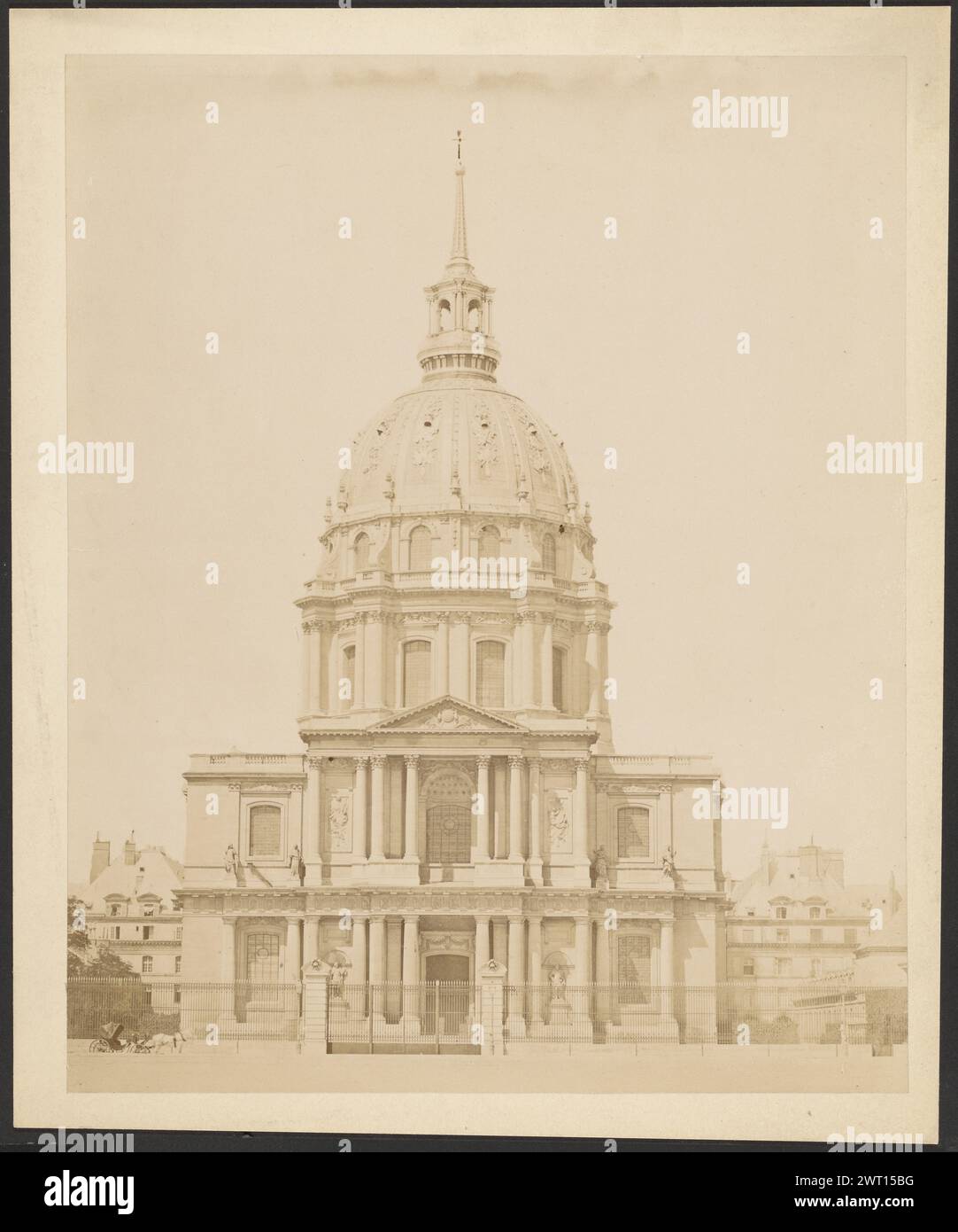 Les Invalides. Unbekannt, Fotograf um 1870–1880 die Fassade eines Gebäudes mit Kuppeldach, gekrönt von einem kurzen Turm und Kreuz. Die unteren beiden Stockwerke des Gebäudes sind mit dekorativen Säulen geschmückt. Die zweite Ebene hat einen dreieckigen Giebel. Das gesamte Gebäude ist von einem hohen Eisenzaun umschlossen und auf der Straße neben dem Zaun steht eine Pferdekutsche. (Verso, Mount) Mitte, Bleistift: 'Grab/NAP/Paris'; Stockfoto Les Invalides. Unbekannt, Fotograf um 1870–1880 die Fassade eines Gebäudes mit Kuppeldach, gekrönt von einem kurzen Turm und Kreuz. Die unteren beiden Stockwerke des Gebäudes sind mit dekorativen Säulen geschmückt. Die zweite Ebene hat einen dreieckigen Giebel. Das gesamte Gebäude ist von einem hohen Eisenzaun umschlossen und auf der Straße neben dem Zaun steht eine Pferdekutsche. (Verso, Mount) Mitte, Bleistift: 'Grab/NAP/Paris'; Stockfoto