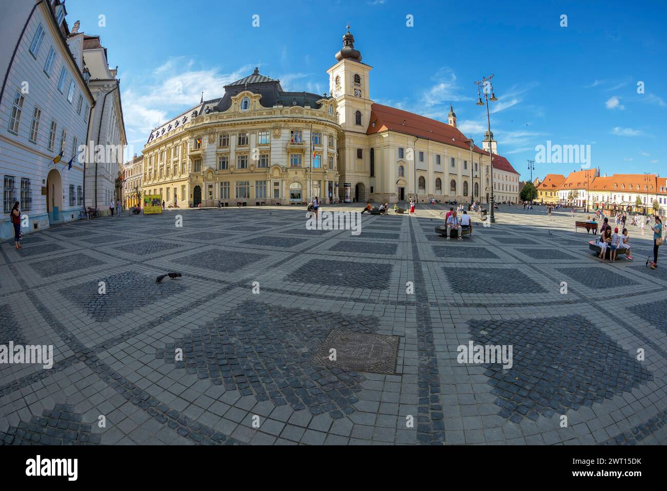 SIBIU, SIEBENBÜRGEN, RUMÄNIEN - 8. JULI 2020: Der Hauptplatz aus dem Zentrum der Stadt, erstmals 1408 erwähnt. Seit dem 15-16. Jahrhundert ist die Fläche Stockfoto