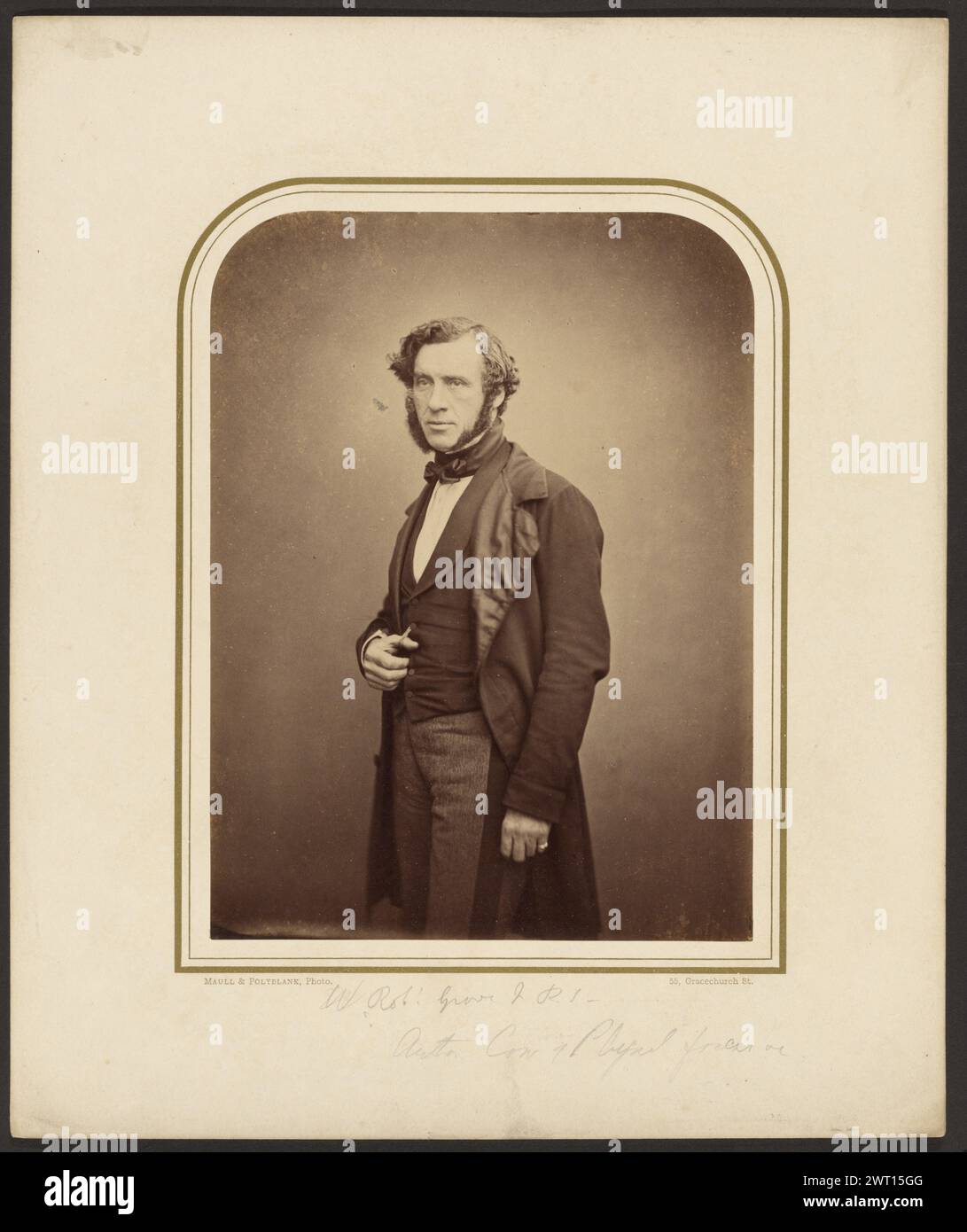 W. Robert Grove, F.R.S.. Maull & Polyblank, Fotograf (britisch, gegründet 1854, aufgelöst 1865) 1854–1865 Portrait von Sir William Robert Grove, stehend, mit dem Daumen durch das Knopfloch seiner Weste gehakt. (Recto, Mount) untere Mitte, mit Bleistift: "W. Rob. Grove F. R. S. / Autor Cor. Der physischen Kräfte"; Stockfoto