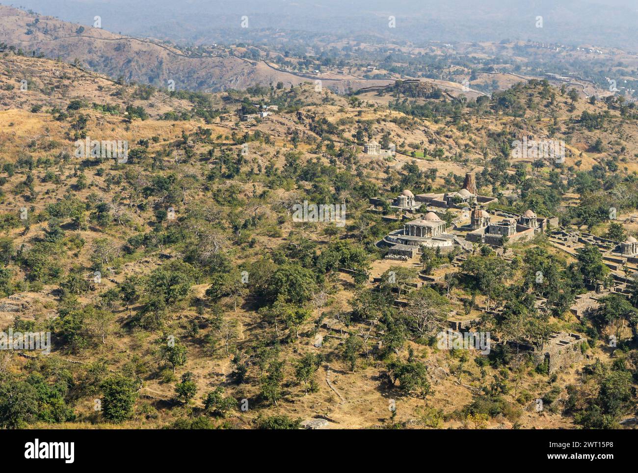 Der isolierte Tempel, der sich am Morgen in der Mitte der Wälder befindet, wird aus einem flachen Winkel in Kumbhal Fort kumbhalgarh rajasthan indien aufgenommen. Stockfoto Der isolierte Tempel, der sich am Morgen in der Mitte der Wälder befindet, wird aus einem flachen Winkel in Kumbhal Fort kumbhalgarh rajasthan indien aufgenommen. Stockfoto