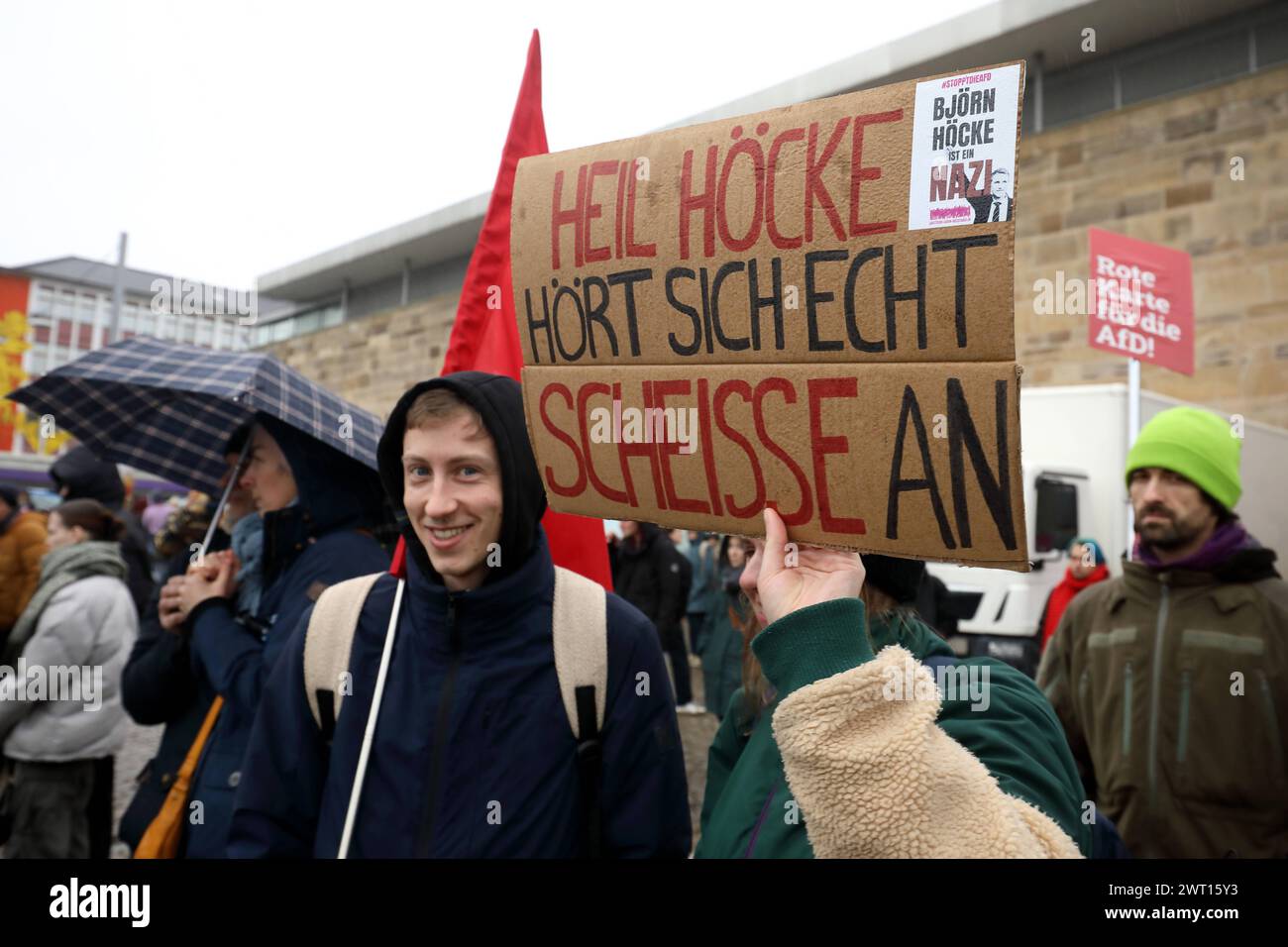 Hand in Hand Kundgebung für eine offene, demokratische und vielfältige Gesellschaft in Kassel - Gegen Rechte Terror in Deutschland - Deutschland, DE, Deutschland, Kassel, 03.02.2024: Tausende Menschen demonstrieren auf dem Friedrichsplatz in der Innenstadt von Kassel gegen rechte Tendenzen in Deutschland. Hauptauslöser der zahlreichen Demonstrationen in ganz Deutschland gegen die AfD sind die Recherchen von CORRECTIV Recherchen für die Gesellschaft gemeinnützige GmbH. HEIL HÖCKE HÖRT SICH ECHT SCHEISSE AN - Aufkleber mit dem Konterfei des rechten AfD-Politikers Björn Höcke Demoschild: BJÖR Stockfoto