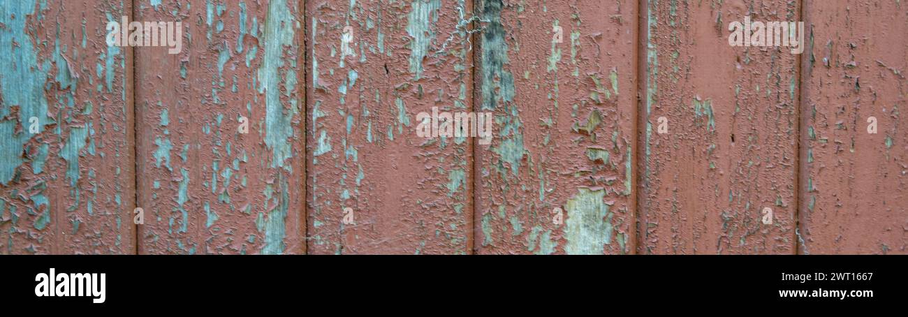 Panorama verwitterte abblätternde braune Farbe an einer Holzwand Stockfoto