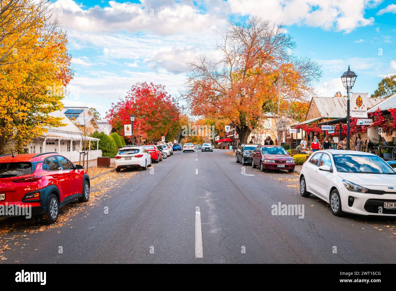 Adelaide Hills, Südaustralien - 1. Mai 2021: Blick auf die Hauptstraße von Hahndorf mit geparkten Autos entlang der Straße während der Herbstsaison Stockfoto