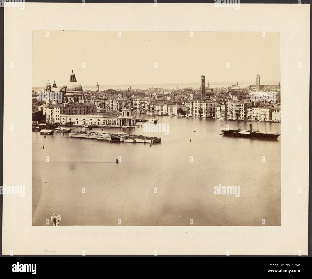 Venedig, Italien. Unbekannt, Fotograf ca. 1865–1880 Ansicht der Stadt Venedig aus erhöhter Entfernung. Das Kuppeldach von Santa Maria della Salute ist links im Bild zu sehen. Ein großes Schiff befindet sich im Kanal vor der Stadt. Im Vordergrund rechts unten ist eine Engelskulptur zu sehen. (Recto, Mount) unten links, Bleistift: 'Venedig'; (Verso, Mount) Mitte, Bleistift: "Venedig"; Stockfoto Venedig, Italien. Unbekannt, Fotograf ca. 1865–1880 Ansicht der Stadt Venedig aus erhöhter Entfernung. Das Kuppeldach von Santa Maria della Salute ist links im Bild zu sehen. Ein großes Schiff befindet sich im Kanal vor der Stadt. Im Vordergrund rechts unten ist eine Engelskulptur zu sehen. (Recto, Mount) unten links, Bleistift: 'Venedig'; (Verso, Mount) Mitte, Bleistift: "Venedig"; Stockfoto