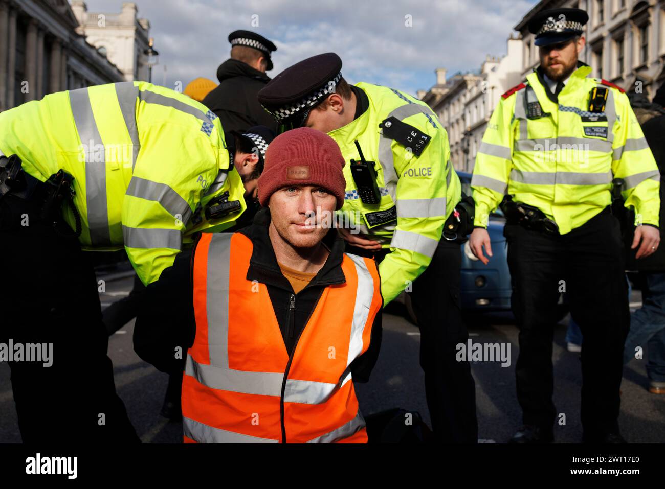 November 2023. Whitehall, London, Großbritannien. Verhaftungen von Just Stop Oil Demonstranten. Die Demonstranten wurden innerhalb einer Minute vom Straßenbelag weggebracht. Stockfoto