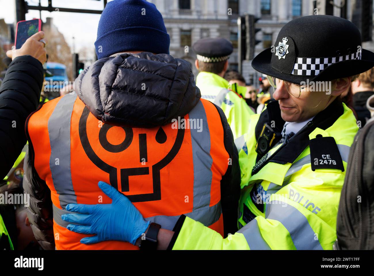 November 2023. Whitehall, London, Großbritannien. Verhaftungen von Just Stop Oil Demonstranten. Die Demonstranten wurden innerhalb einer Minute vom Straßenbelag weggebracht. Stockfoto